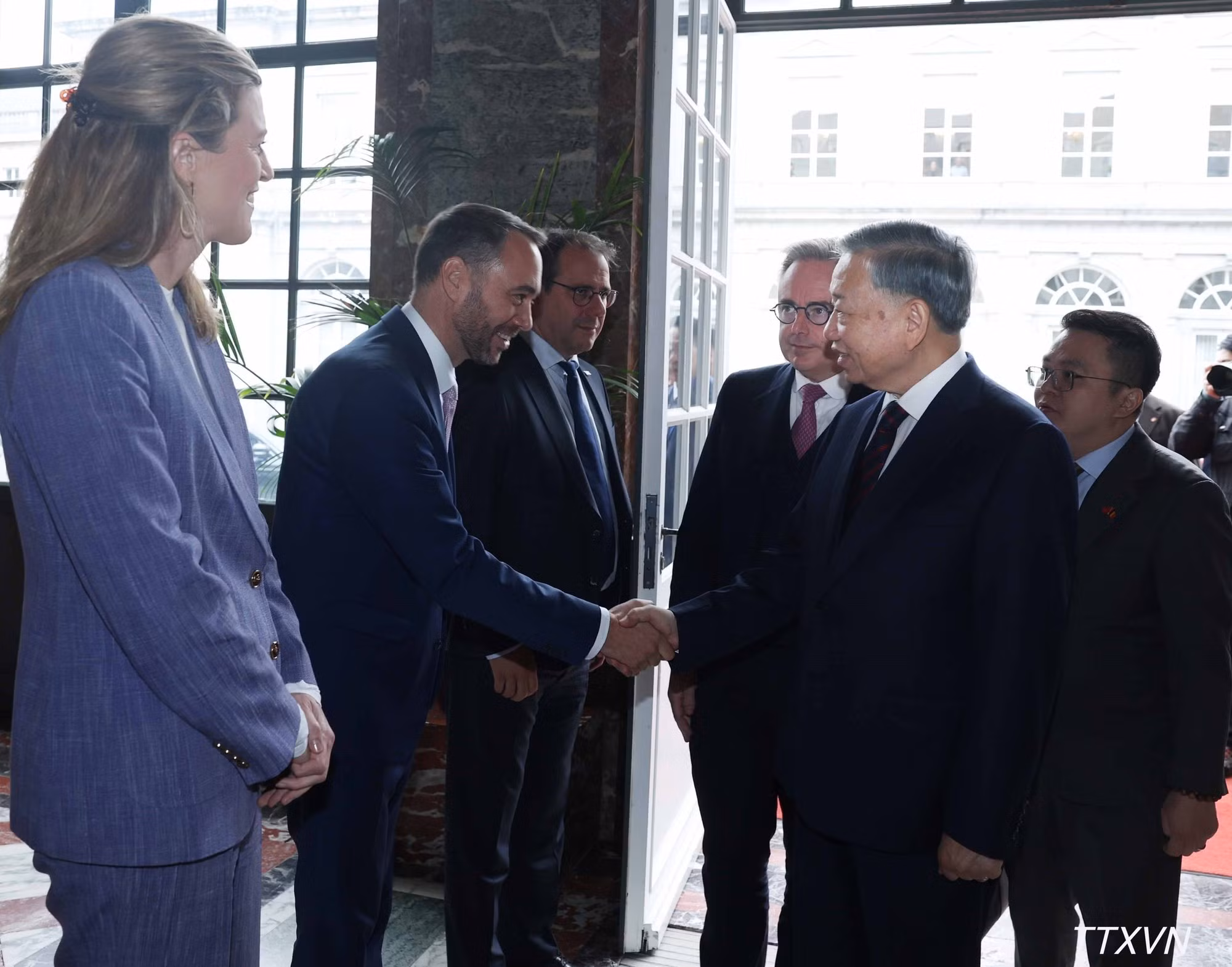 El primer ministro belga, Bart De Wever, presenta a los miembros de la delegación de su país al máximo dirigente vietnamita. (Foto: Thong Nhat/VNA)