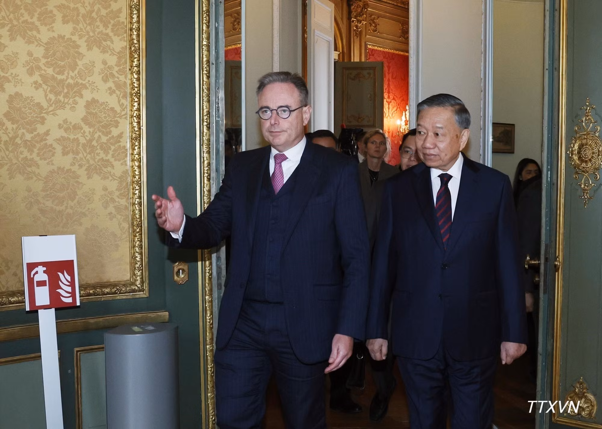 El primer ministro belga, Bart De Wever, recibe al máximo dirigente vietnamita. (Foto: Thong Nhat/VNA)