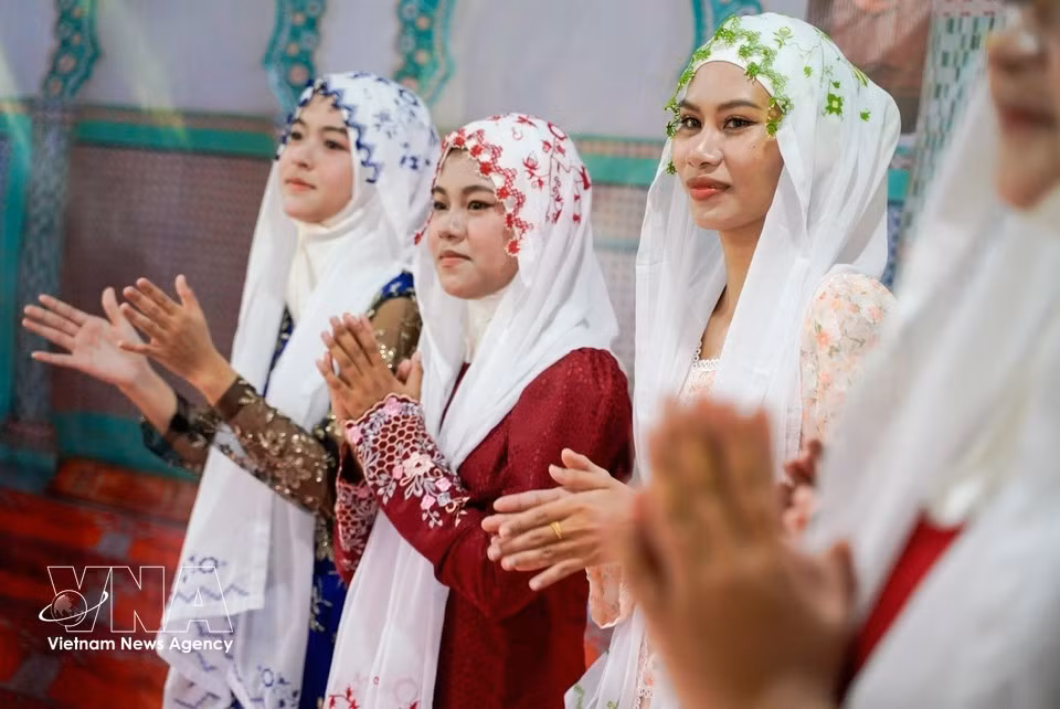 Tras un mes de Ramadán, la comunidad musulmana Cham celebra con alegría y entusiasmo el Raya Aidil Fitri. (Foto: VNA)