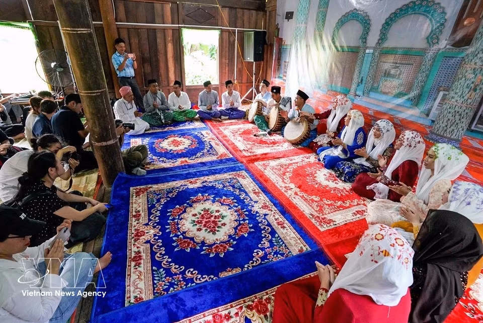 Las recreaciones en la Aldea de Cultura y Turismo de las Etnias de Vietnam ofrecen al público la oportunidad de conocer mejor la riqueza cultural de la comunidad musulmana Cham de An Giang. (Foto: VNA)