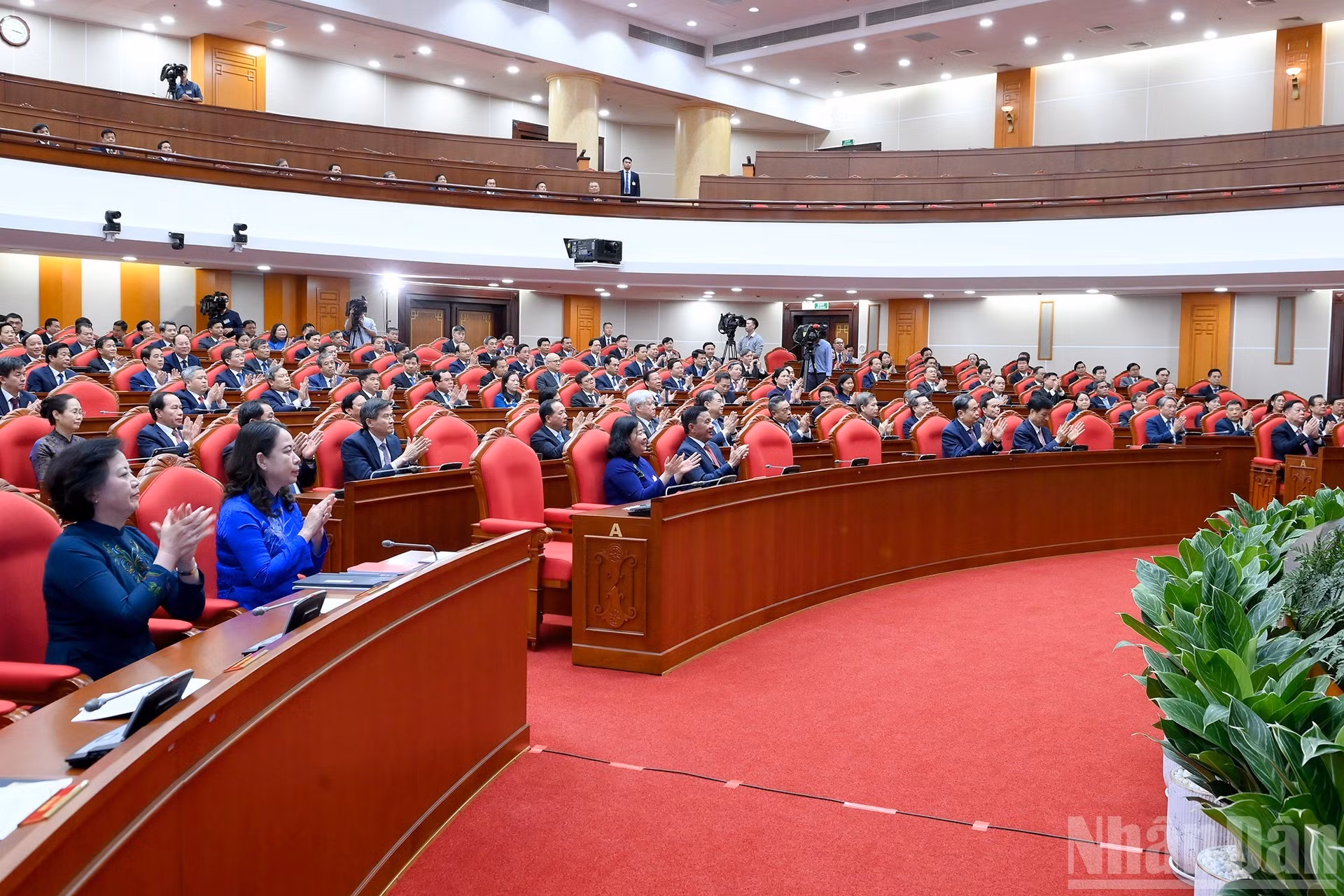 Dirigentes del Partido y del Estado y delegados asisten a la sesión de clausura del IV Pleno del Comité Central del PCV del XIV mandato.