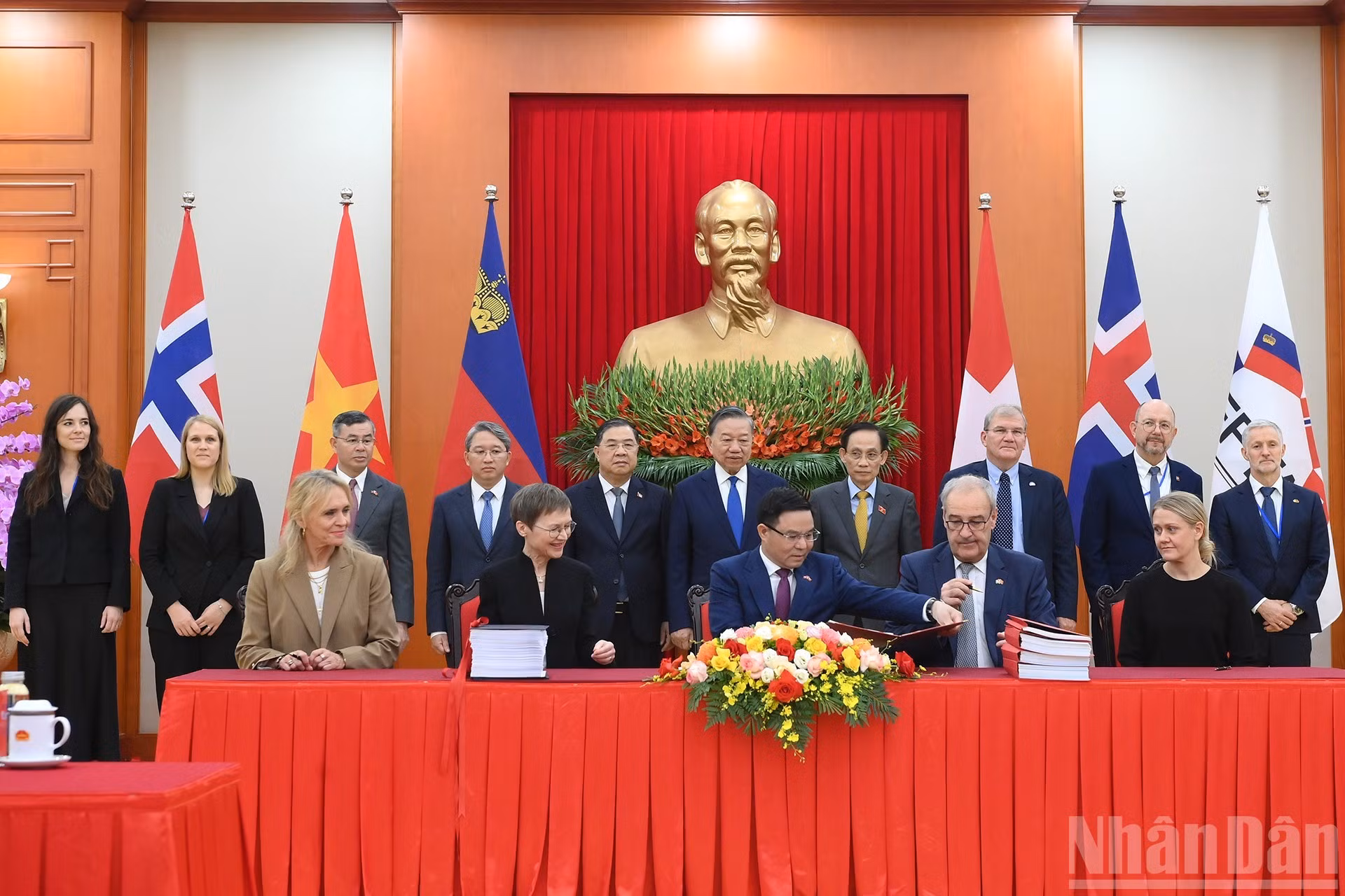 El secretario general del PCV y presidente de Vietnam, To Lam, y los delegados presencian la firma del Acuerdo de Libre Comercio entre Vietnam y la AELC (VEFTA). (Foto: Dang Khoa)