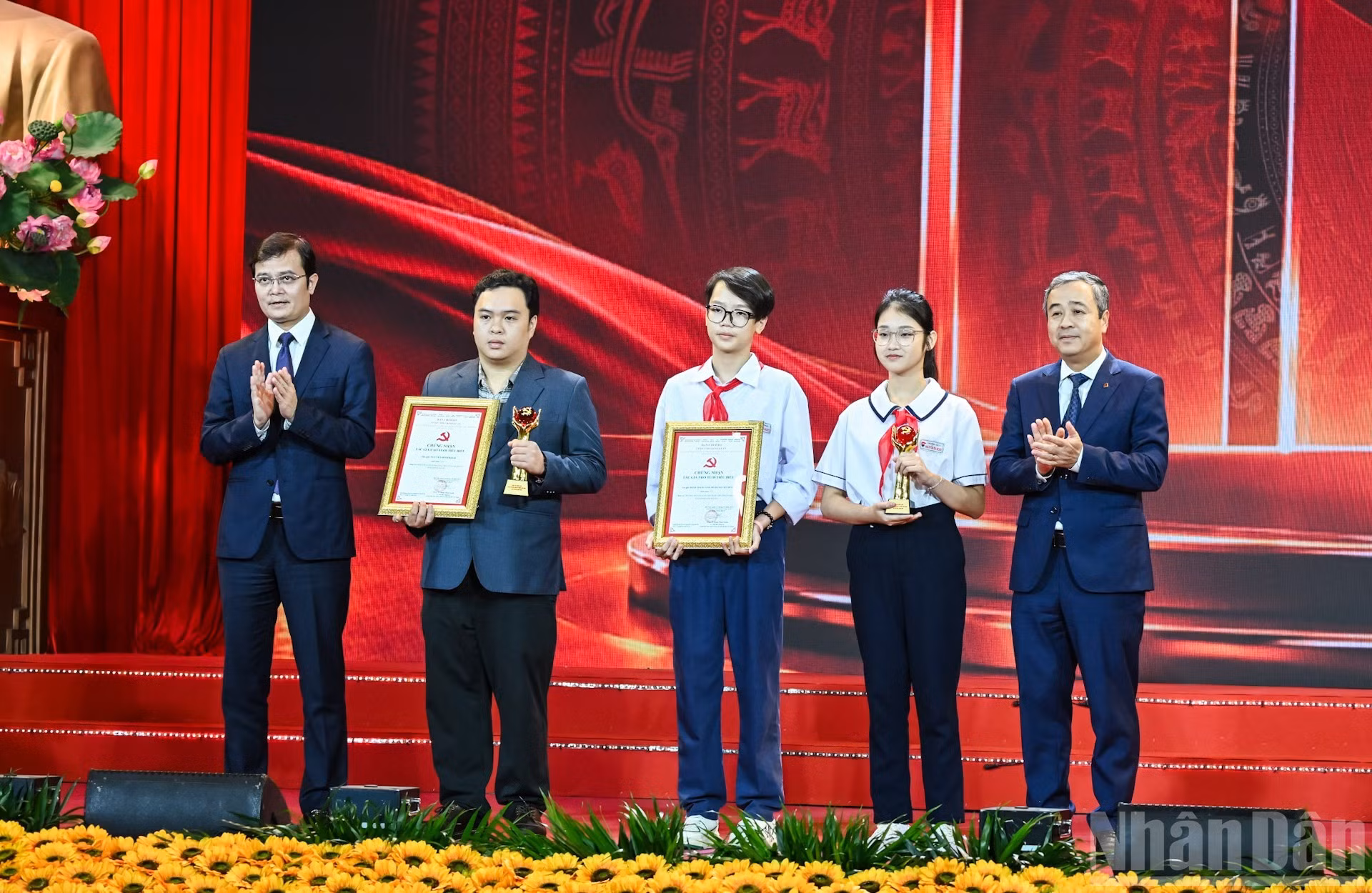 Ngo Dong Hai, subjefe de la Comisión de Comunicación y Educación del Comité Central del PCV, y Bui Quang Huy, primer secretario del Comité Central de la Unión de Jóvenes Comunistas Ho Chi Minh, entregan reconocimientos a los participantes destacados de mayor y menor edad del concurso. (Foto: DUY LINH)
