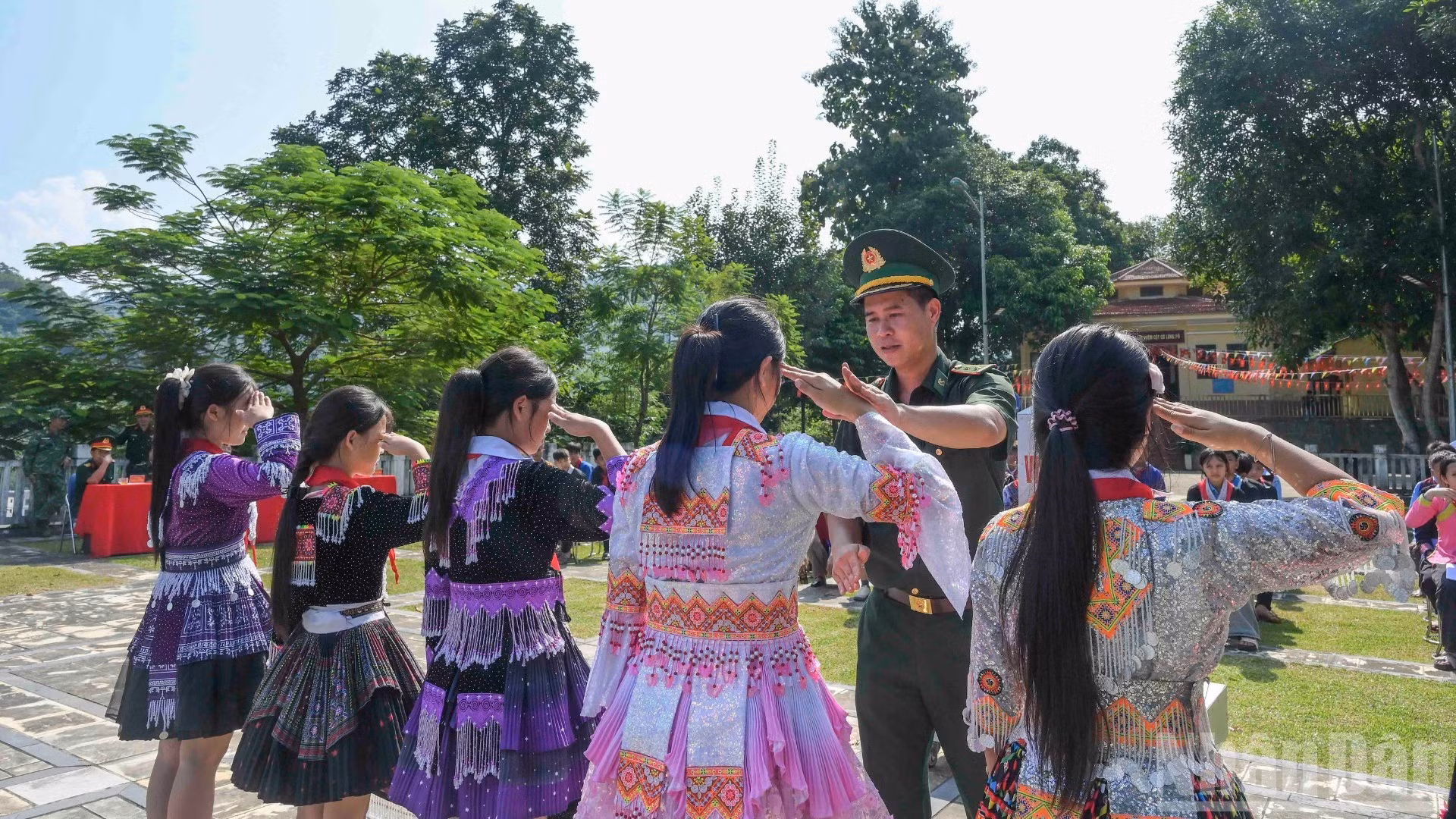 Los guardias fronterizos corrigen minuciosamente los movimientos de los alumnos y les ayudan a conocer mejor la labor de quienes protegen las fronteras de la Patria. (Foto: CONG HAI)