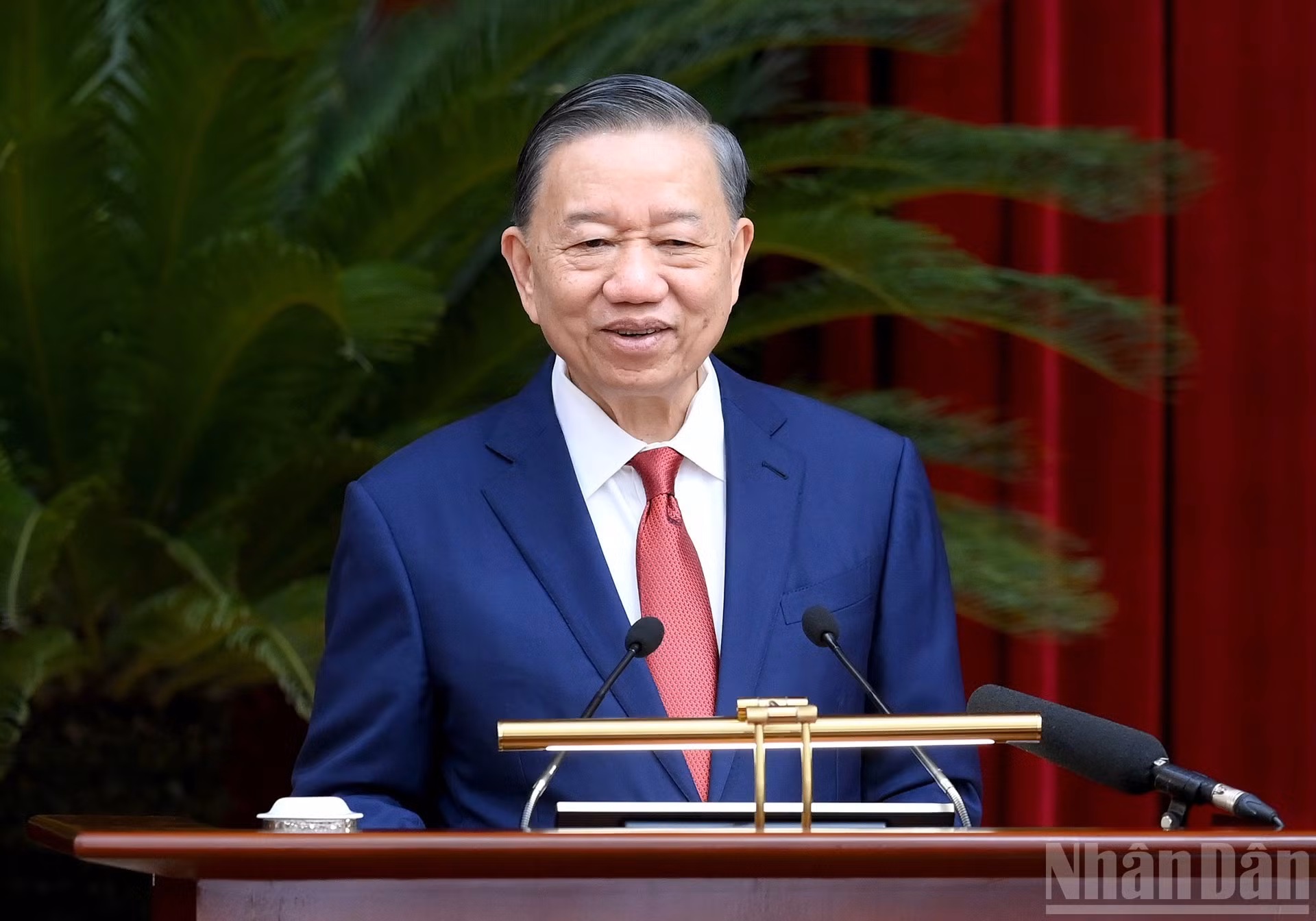 El máximo dirigente vietnamita, To Lam, interviene en la sesión de clausura.