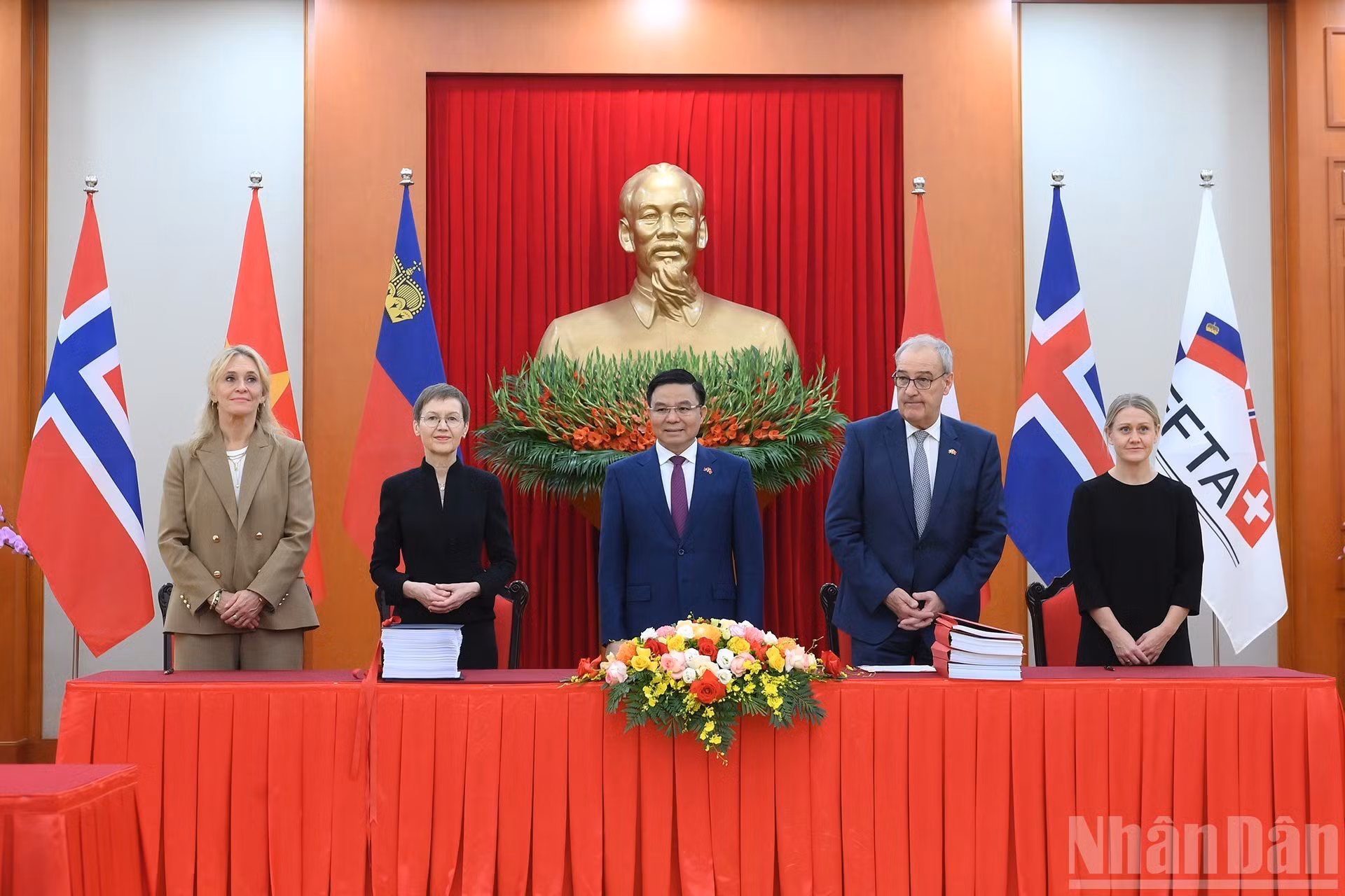 El ministro de Industria y Comercio de Vietnam, Le Manh Hung, firma el Acuerdo de Libre Comercio entre Vietnam y la Asociación Europea de Libre Comercio (VEFTA) junto con representantes de los países miembros de la AELC: el presidente de Suiza y ministro de Economía, Guy Parmelin; la primera ministra y ministra de Finanzas de Liechtenstein, Brigitte Haas; la ministra de Asuntos Exteriores de Islandia, Þorgerður Katrín Gunnarsdóttir, y la secretaria de Estado del Ministerio de Asuntos Exteriores de Noruega, Astrid Bergmål.