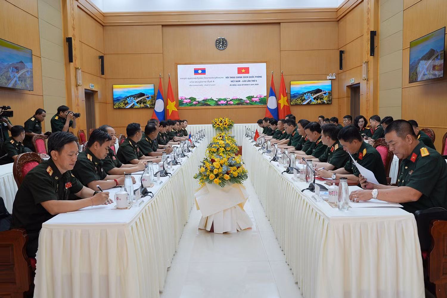 VI Diálogo sobre Políticas de Defensa Vietnam-Laos, celebrado en la sede del Alto Mando de la Región Militar 5, en la ciudad de Da Nang, el 3 de abril de 2026. (Foto: VNA)