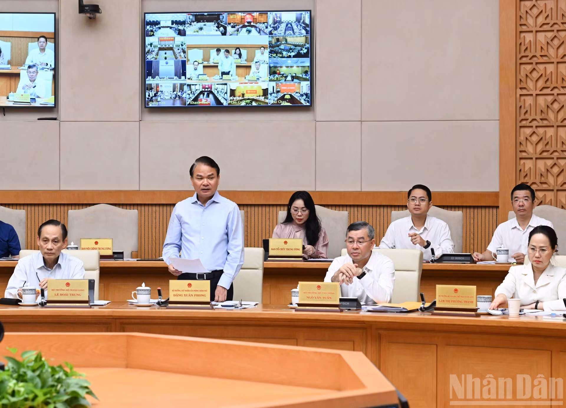 El ministro-jefe de la Oficina del Gobierno, Dang Xuan Phong, interviene en la reunión.