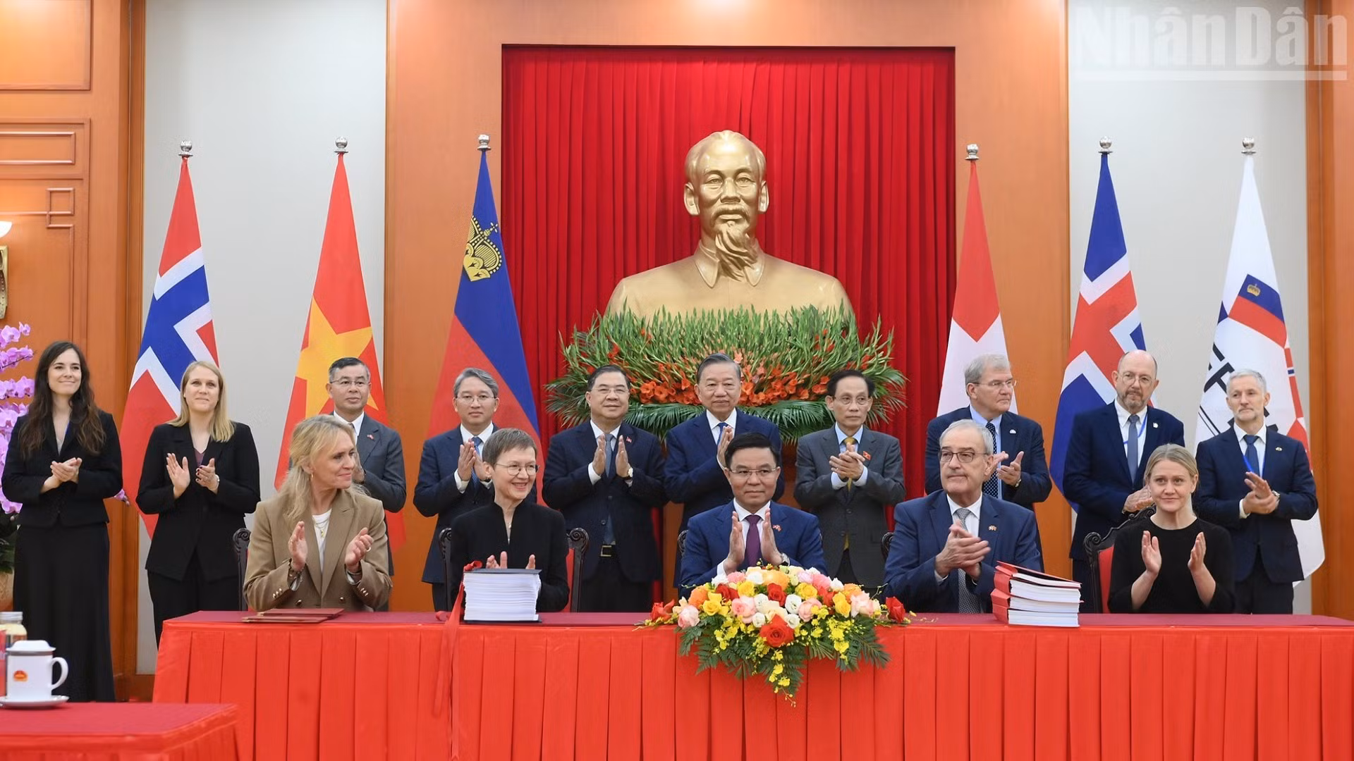 El secretario general del PCV y presidente de Vietnam, To Lam, y los delegados presencian la firma del Acuerdo de Libre Comercio entre Vietnam y la AELC (VEFTA). (Foto: Dang Khoa)