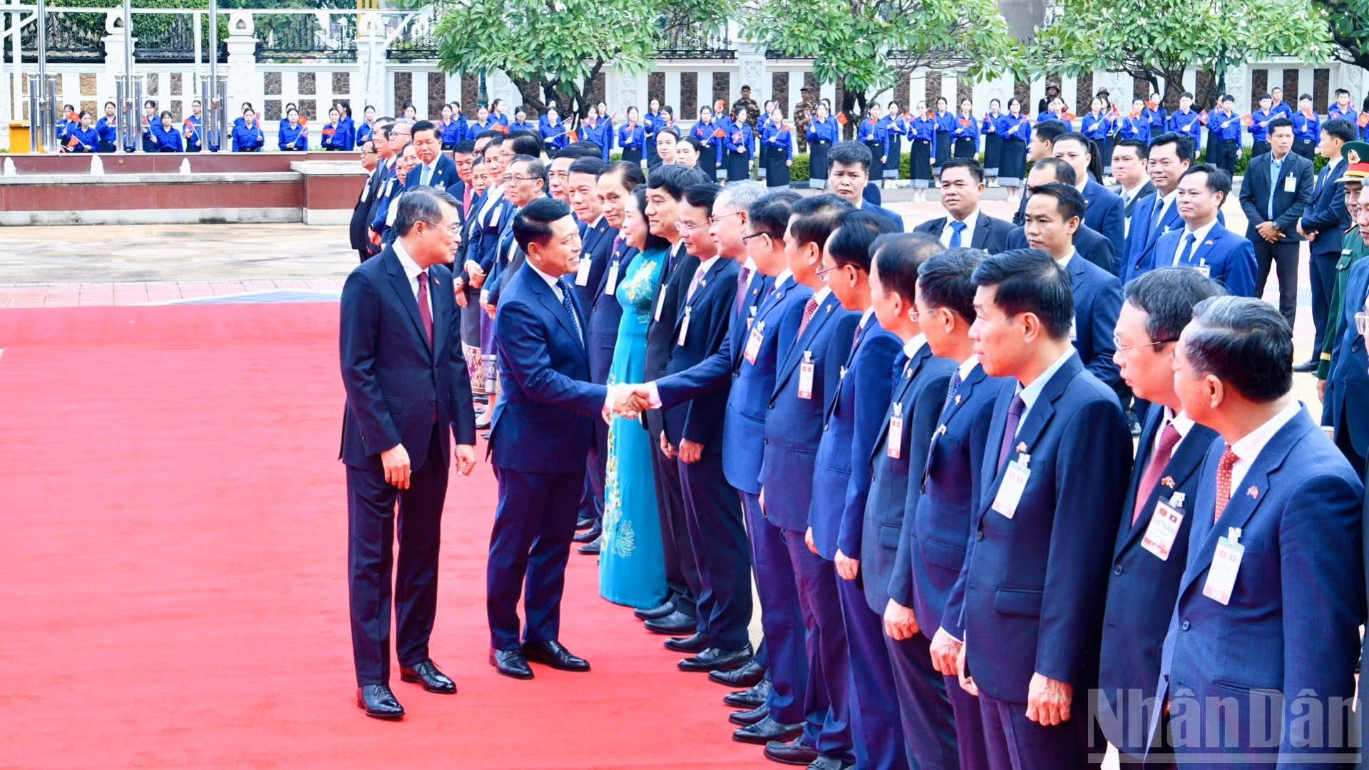 El primer ministro Le Minh Hung presenta a su homólogo laosiano, Saleumxay Kommasith, a los dirigentes de los ministerios y organismos de Vietnam durante la ceremonia oficial de bienvenida. (Foto: THANH GIANG)