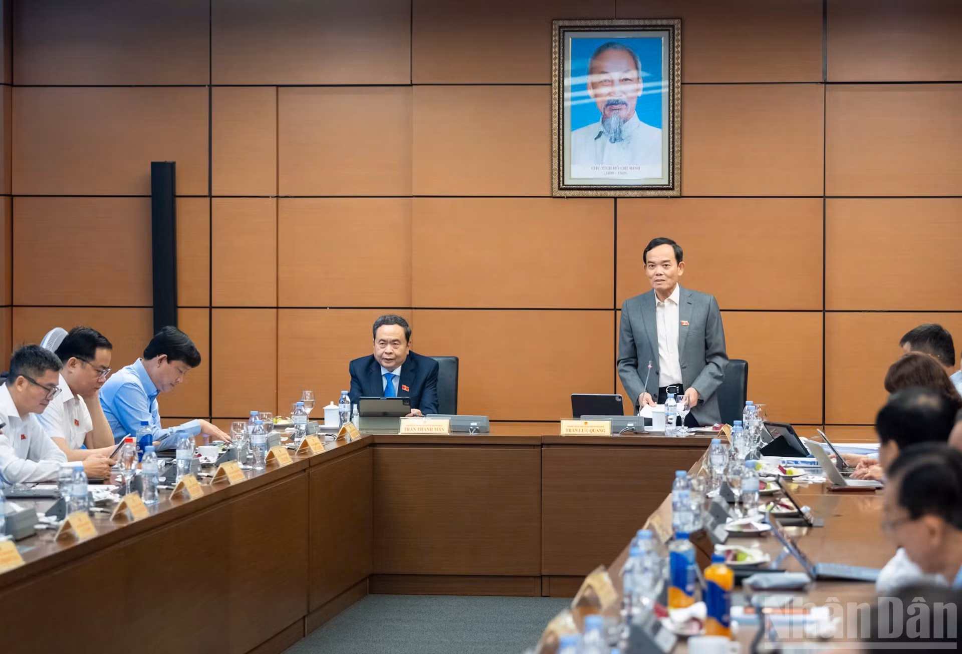 Vista del debate sobre la situación del desarrollo socioeconómico en el Grupo 2, integrado por la delegación parlamentaria de Ciudad Ho Chi Minh. (Foto: DUY LINH)