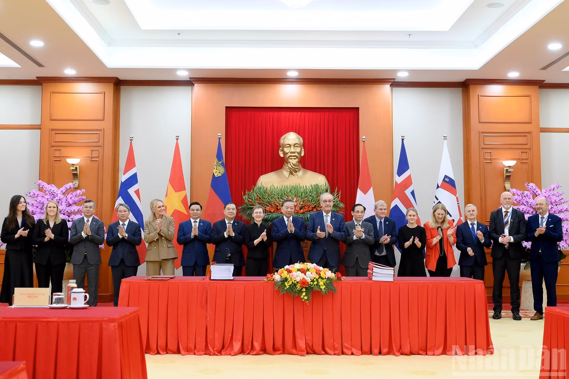 El secretario general del PCV y presidente de Vietnam, To Lam, y los delegados asisten a la ceremonia de firma.