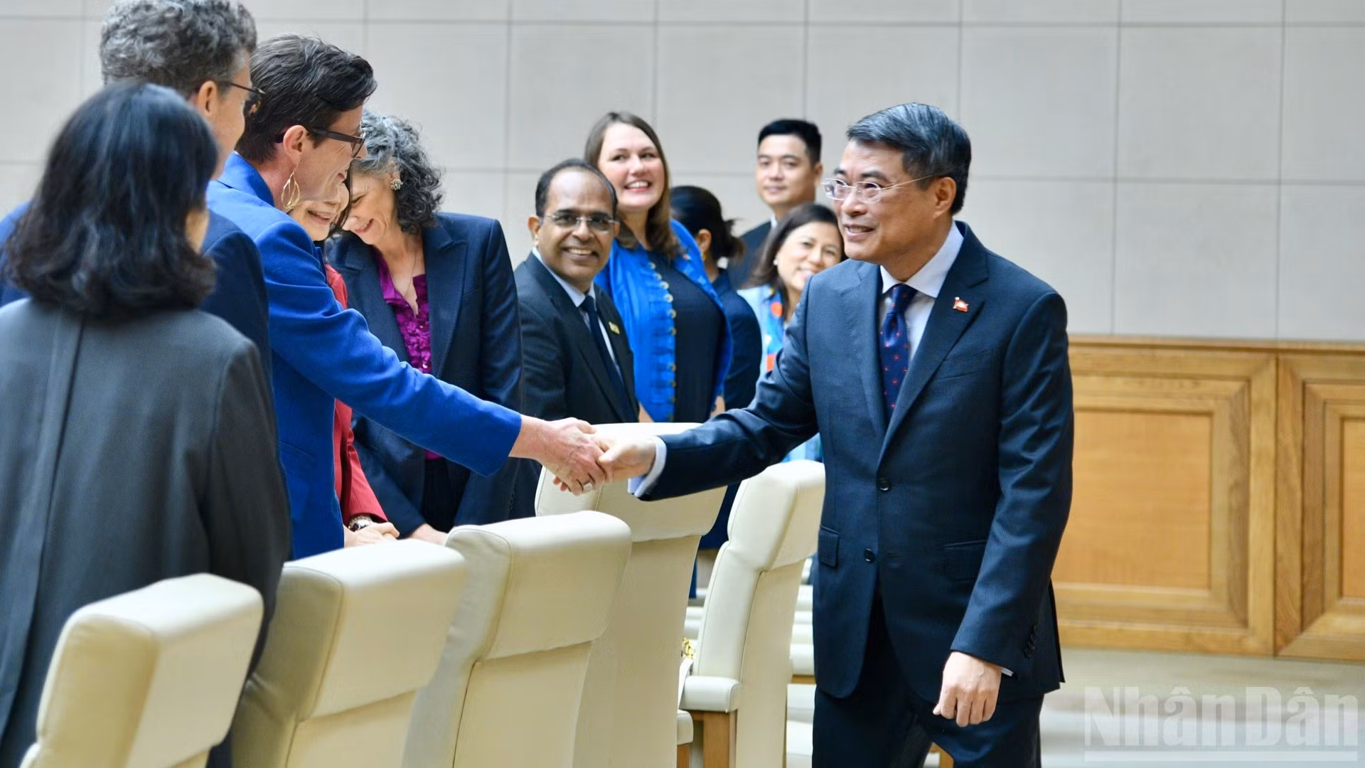 El primer ministro Le Minh Hung saluda a los representantes de las organizaciones de las Naciones Unidas en Vietnam. (Foto: Thanh Giang)