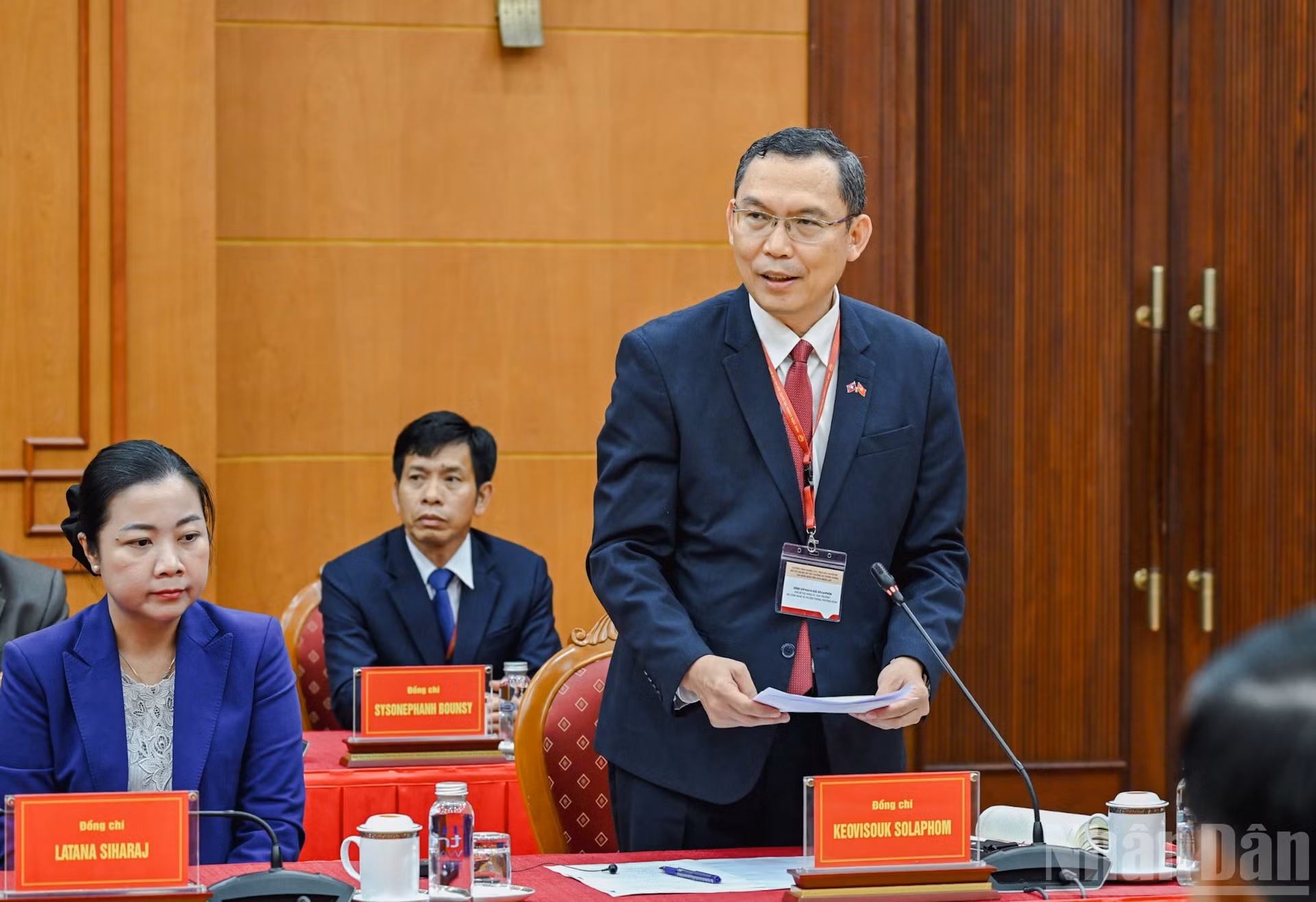 Keovisouk Solaphom, subsecretario del Comité del Partido y viceministro de Tecnología y Comunicaciones de Laos, hace uso de la palabra en el encuentro. (Foto: DUY LINH)