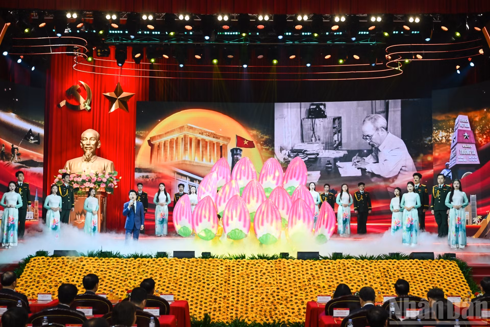 Actuación artística inaugural de la ceremonia. (Foto: DUY LINH)