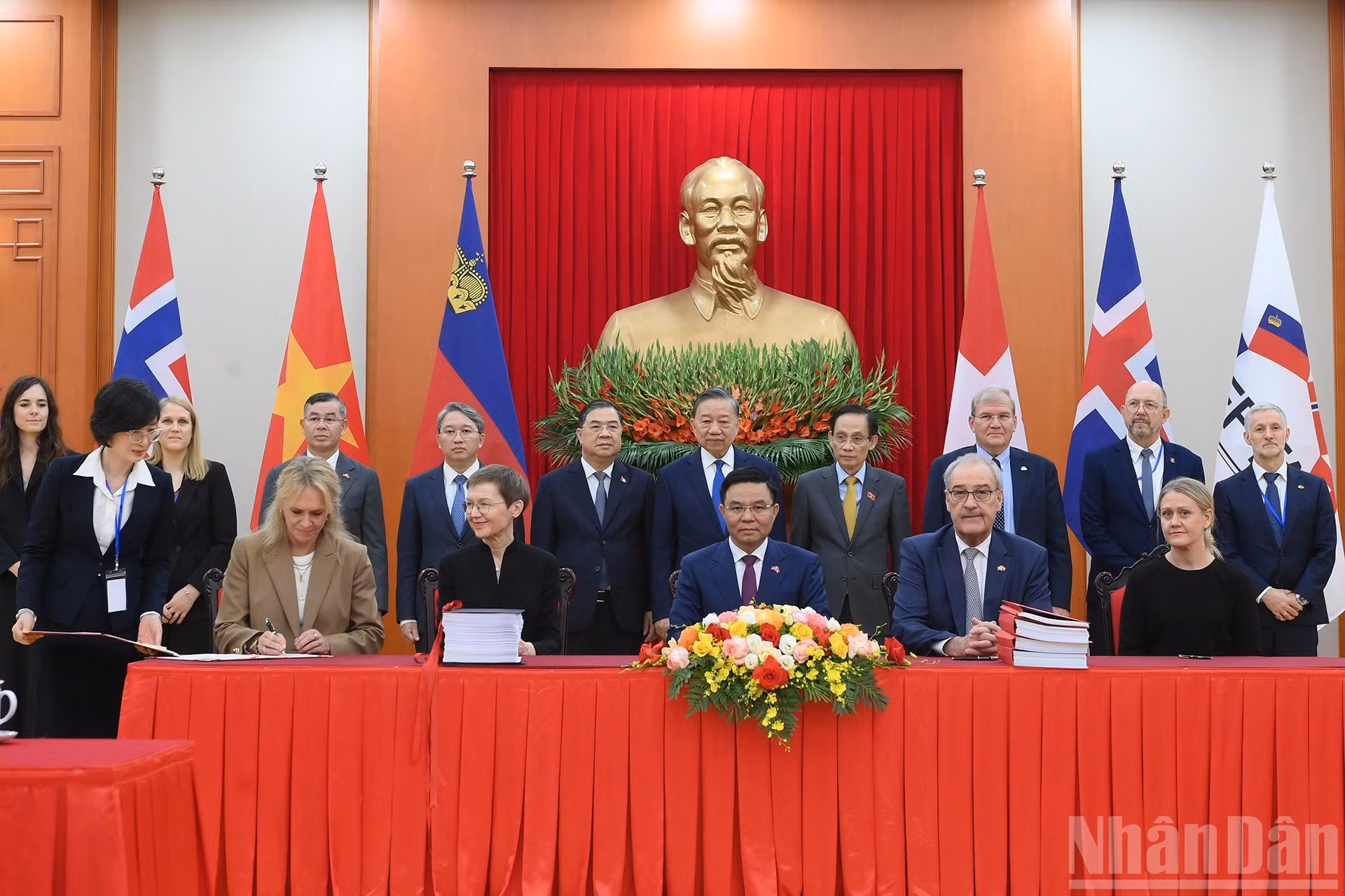 El secretario general del PCV y presidente de Vietnam, To Lam, y los delegados presencian la firma del Acuerdo de Libre Comercio entre Vietnam y la AELC (VEFTA). (Foto: Dang Khoa)