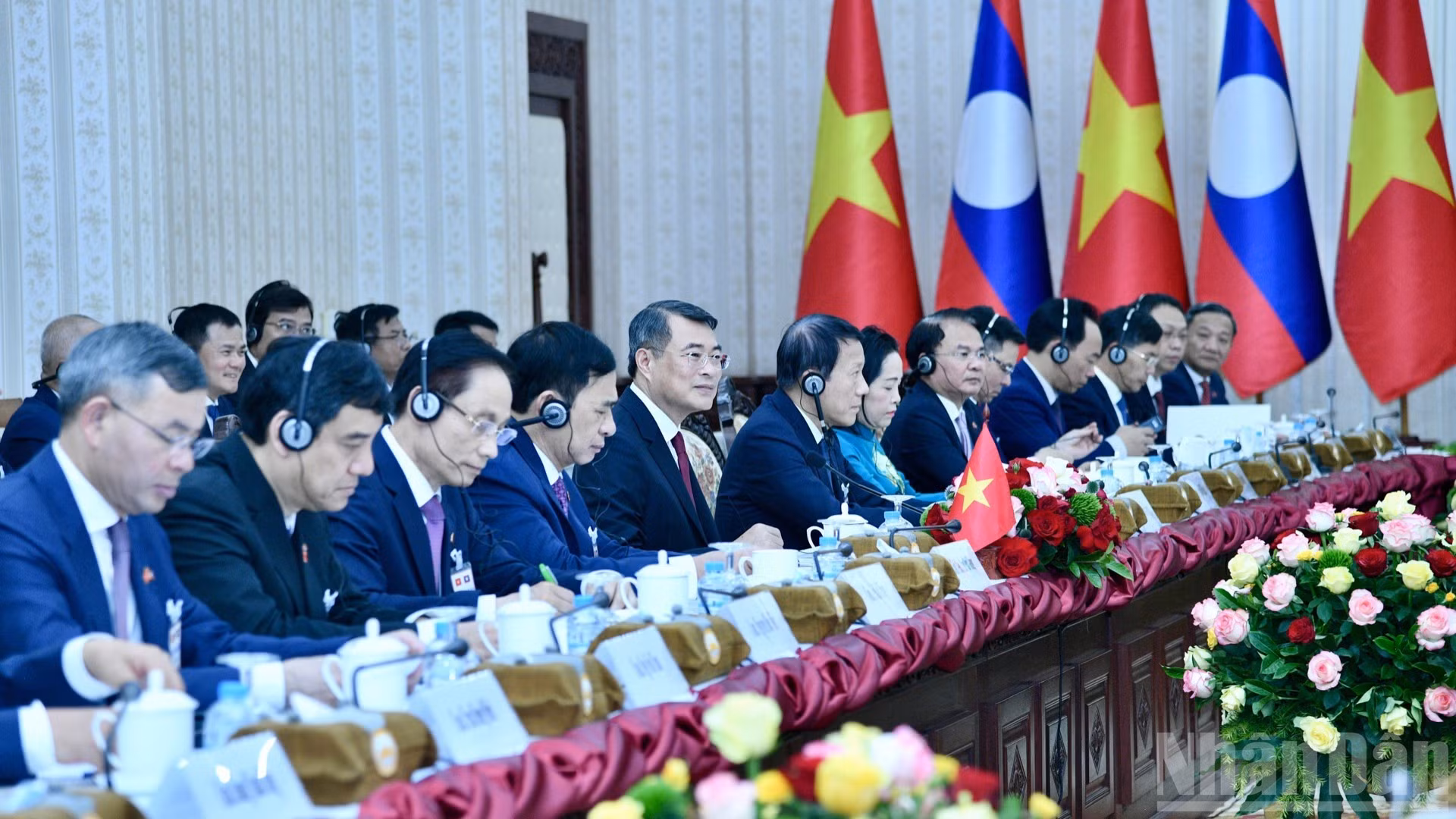 El premier Le Minh Hung y representantes de los organismos y ministerios vietnamitas participan en las conversaciones. (Foto: THANH GIANG)