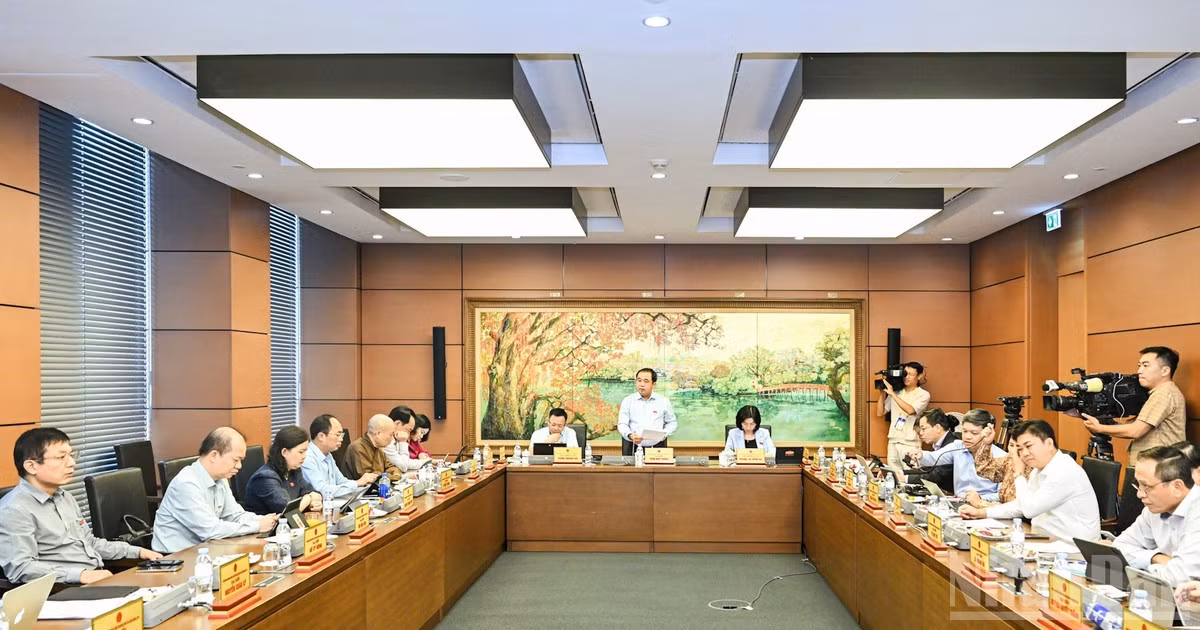 Los diputados de Hanói participan en el debate en grupo. (Foto: DUY LINH)