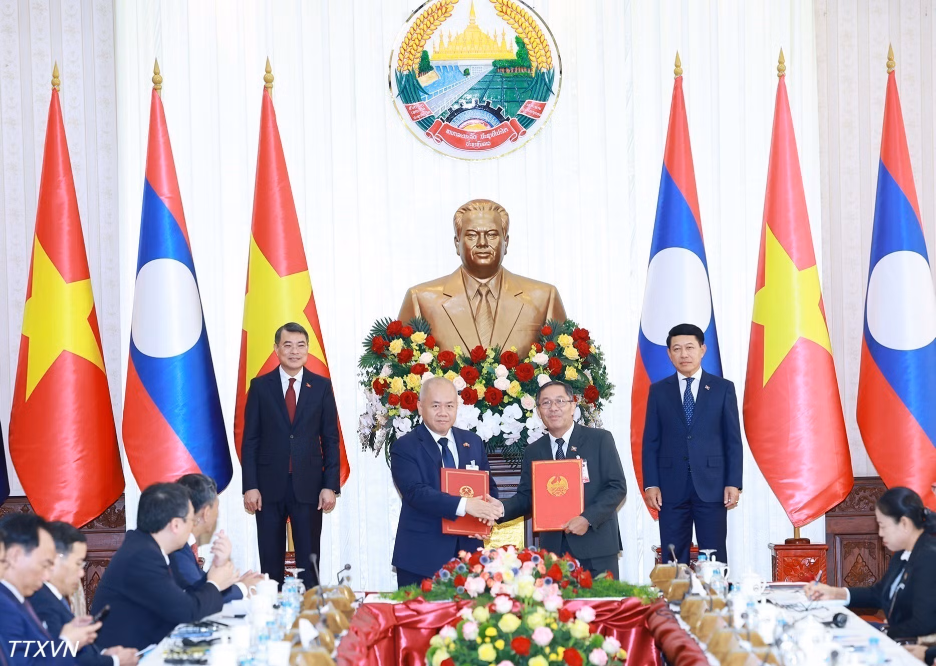 Los jefes de Gobierno de ambos países presencian el intercambio del Acuerdo de Amistad y Cooperación para el período 2026-2030 entre el Comité Popular de la ciudad vietnamita de Hai Phong y el Comité de Administración de la provincia laosiana de Vientián. (Foto: DUONG GIANG/VNA)