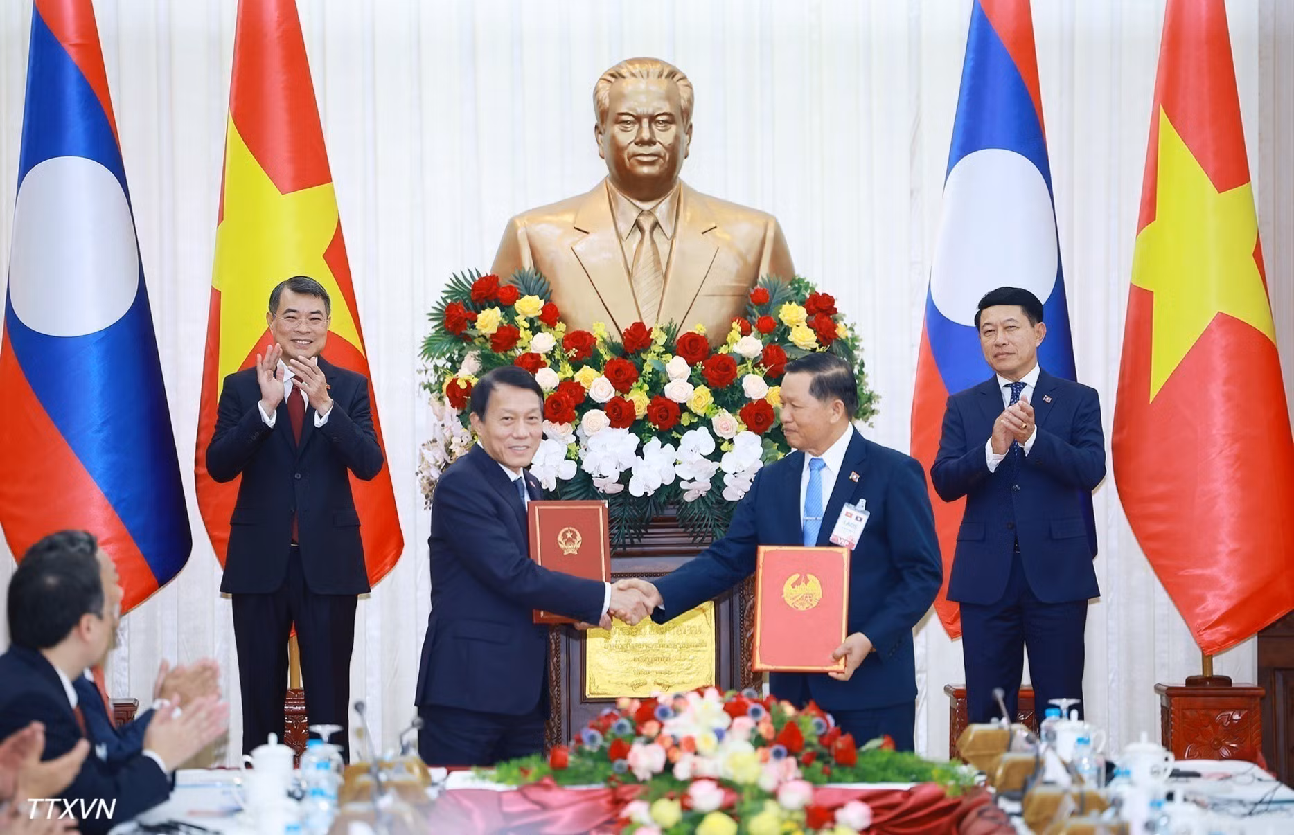 Los dos primeros ministros presencian el intercambio de un memorando de entendimiento sobre cooperación en ciberseguridad entre el Departamento de Ciberseguridad del Ministerio de Seguridad Pública de Vietnam y el Departamento de Ciberseguridad del Ministerio de Tecnología y Comunicaciones de Laos. (Foto: DUONG GIANG/VNA)