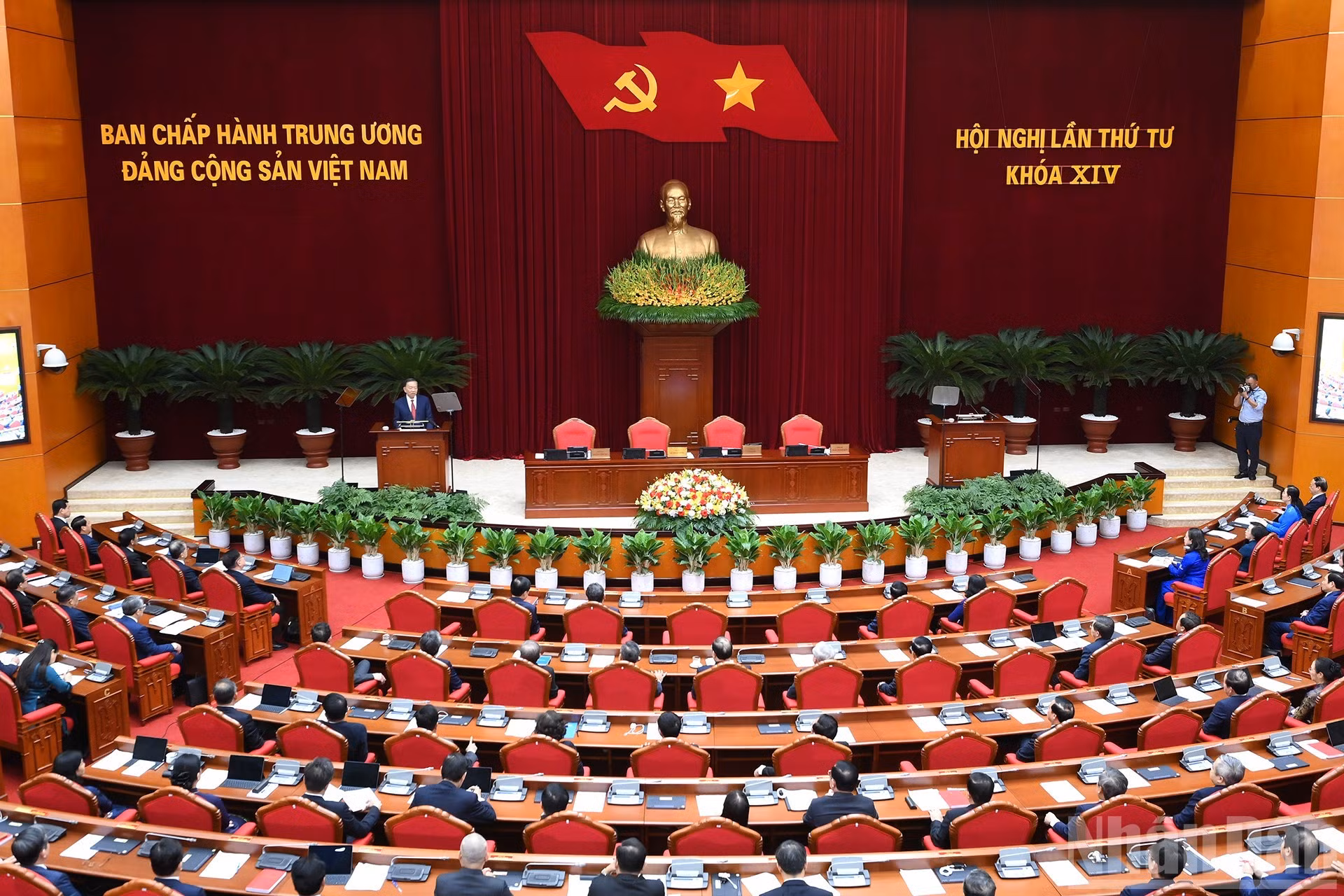 El secretario general del PCV y presidente de Vietnam, To Lam, pronuncia el discurso de clausura del pleno.