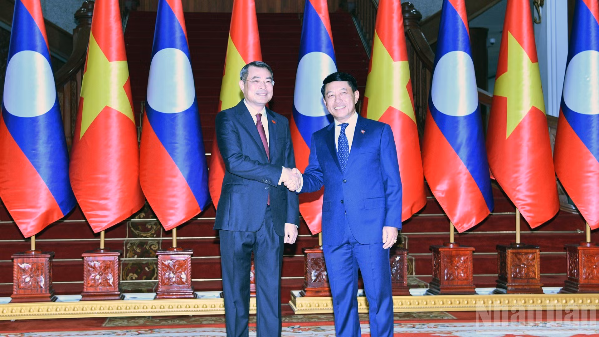 Los primeros ministros Le Minh Hung y Saleumxay Kommasith, antes de iniciar las conversaciones oficiales. (Foto: THANH GIANG)