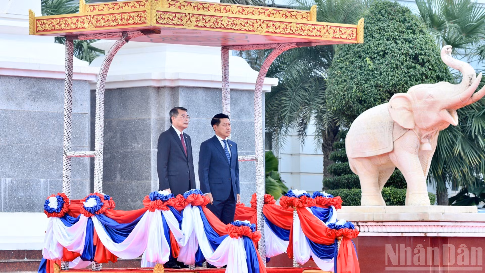 Los dos primeros ministros escuchan los himnos nacionales de ambos países, interpretados por la banda militar, desde el podio de honor. (Foto: THANH GIANG)