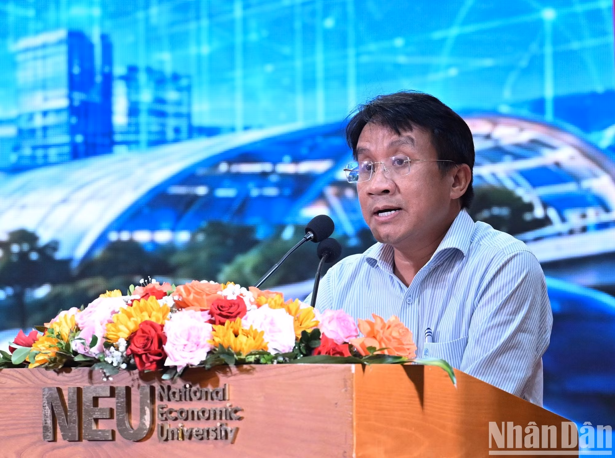 El profesor asociado y doctor Nguyen Ngoc Son, vicerrector de la Escuela de Economía y Gestión Pública y jefe del Departamento de Planificación del Desarrollo de la Universidad Nacional de Economía, aporta ideas sobre un nuevo modelo de crecimiento basado en la ciencia, la tecnología, la innovación y la transformación digital para que Vietnam se convierta en un país de altos ingresos en 2045.