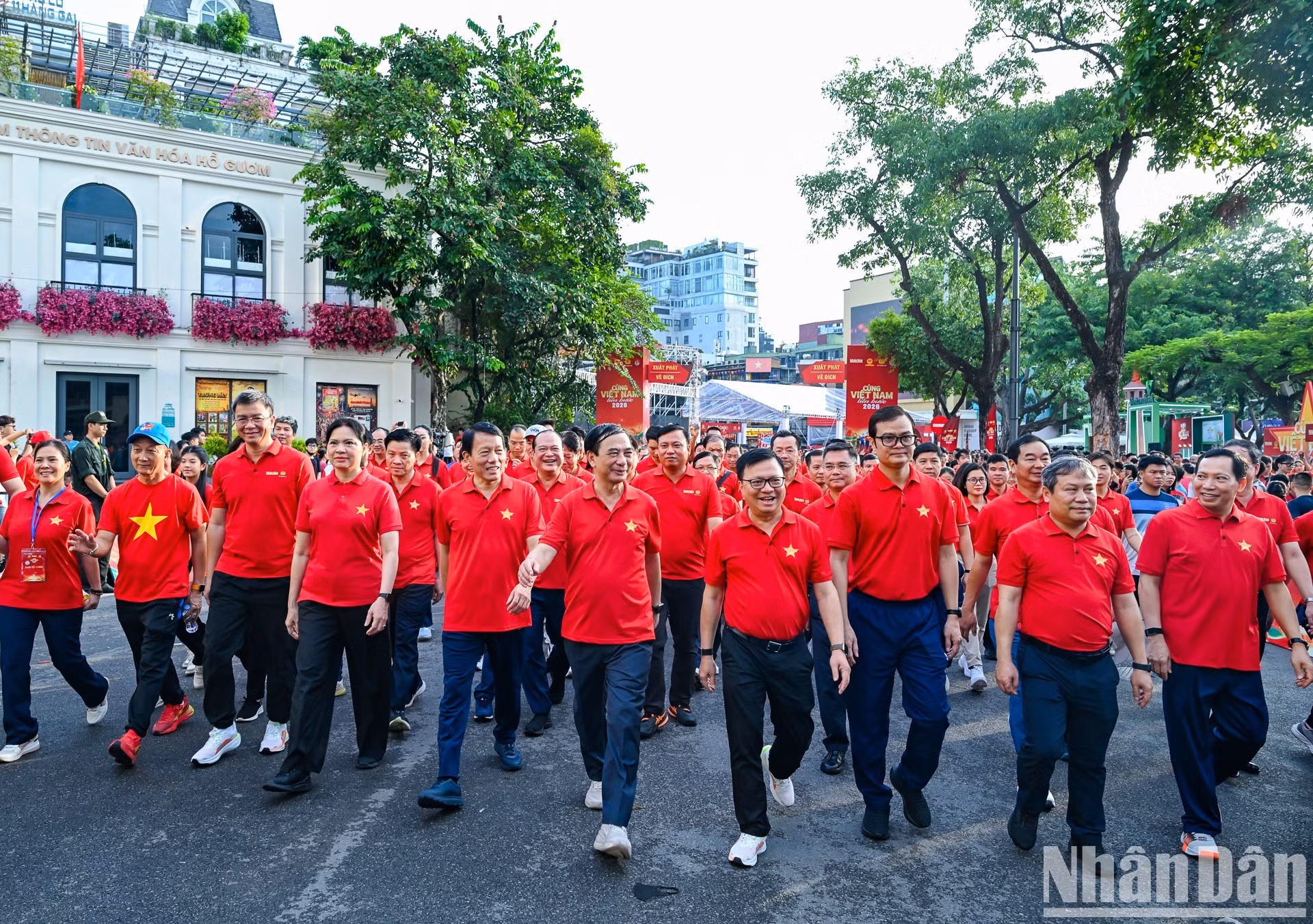 Los dirigentes de los ministerios de Seguridad Pública y de Defensa, así como los del periódico Nhan Dan, caminan alrededor del lago Hoan Kiem en respuesta a la caminata "Avanzamos con Vietnam". (Foto: Duy Linh-The Dai).
