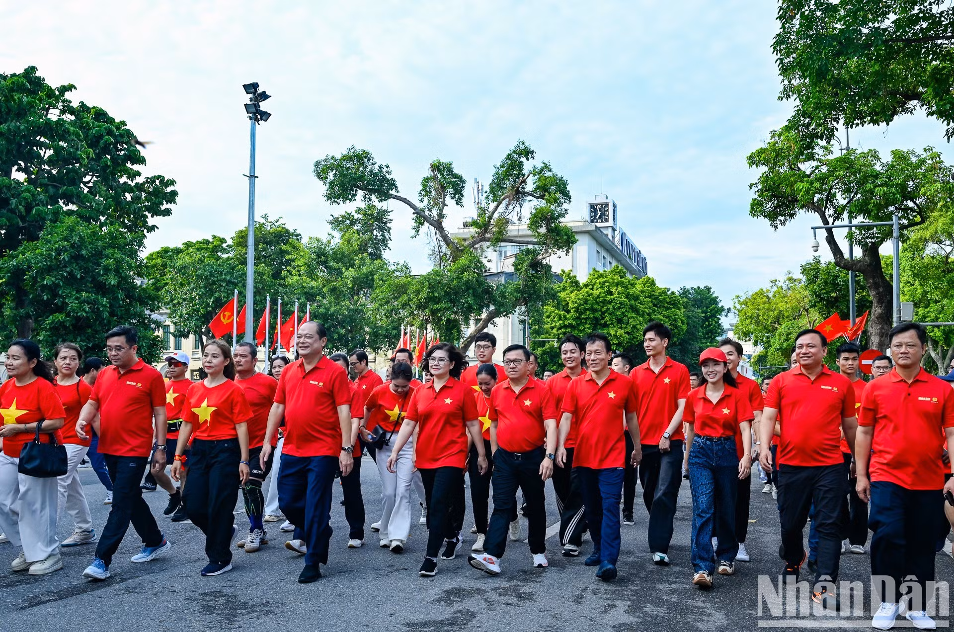 Los dirigentes de los ministerios de Seguridad Pública y de Defensa, así como los del periódico Nhan Dan y delegados caminan alrededor del lago Hoan Kiem en respuesta a la caminata “Avanzamos con Vietnam”. (Foto: Duy Linh-The Dai)