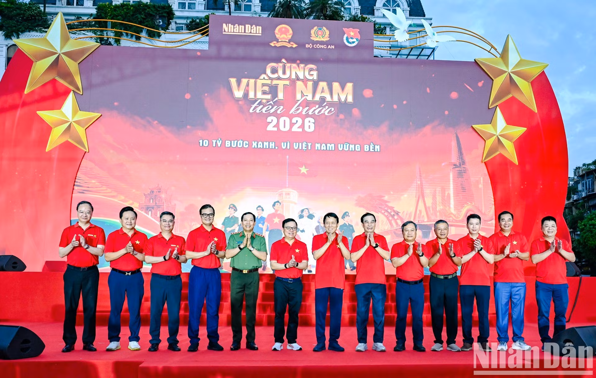 Los dirigentes de los ministerios de Seguridad Pública y de Defensa, así como los del periódico Nhan Dan en el programa. (Foto: Duy Linh-The Dai)