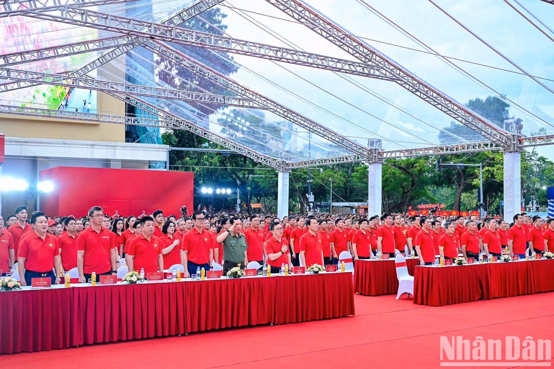 Los dirigentes de los ministerios de Seguridad Pública y de Defensa, así como los del periódico Nhan Dan y delegados realizan la ceremonia de izamiento de la bandera. (Foto: Duy Linh-The Dai)
