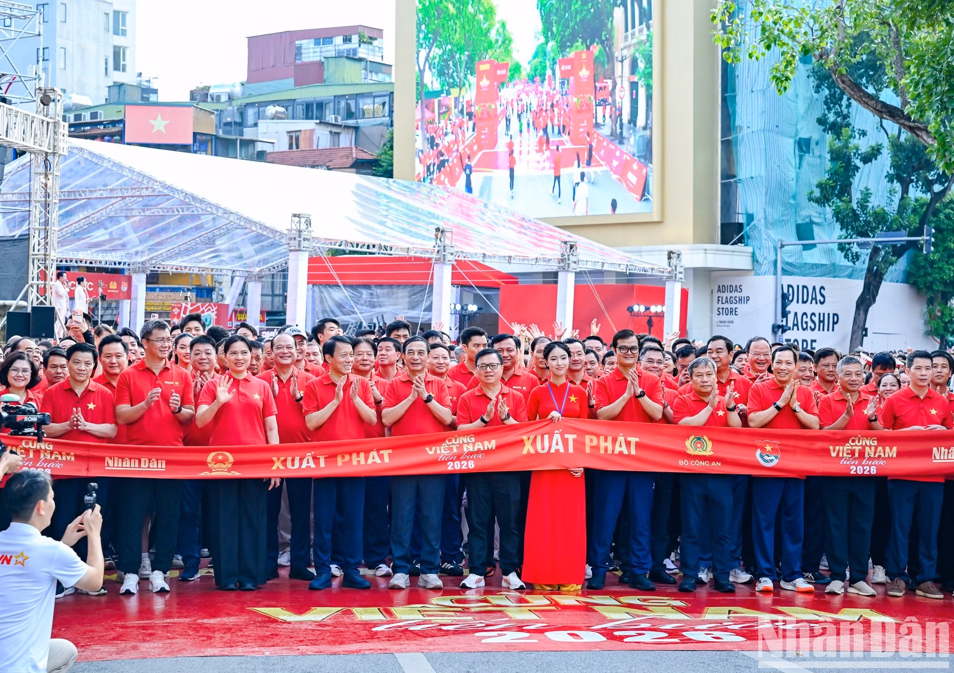 Los dirigentes de los ministerios de Seguridad Pública y de Defensa, así como los del periódico Nhan Dan en el evento. (Foto: Duy Linh-The Dai)