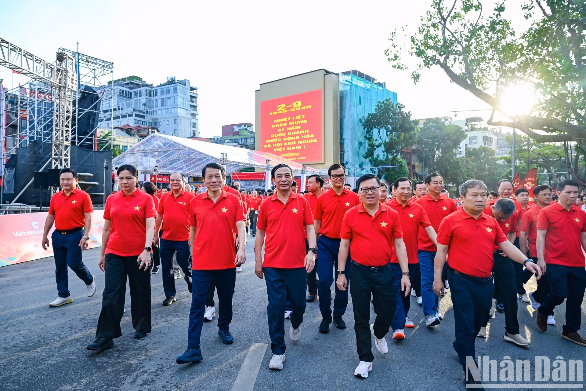 Los dirigentes de los ministerios de Seguridad Pública y de Defensa, así como los del periódico Nhan Dan en la caminata. (Foto: Duy Linh-The Dai)