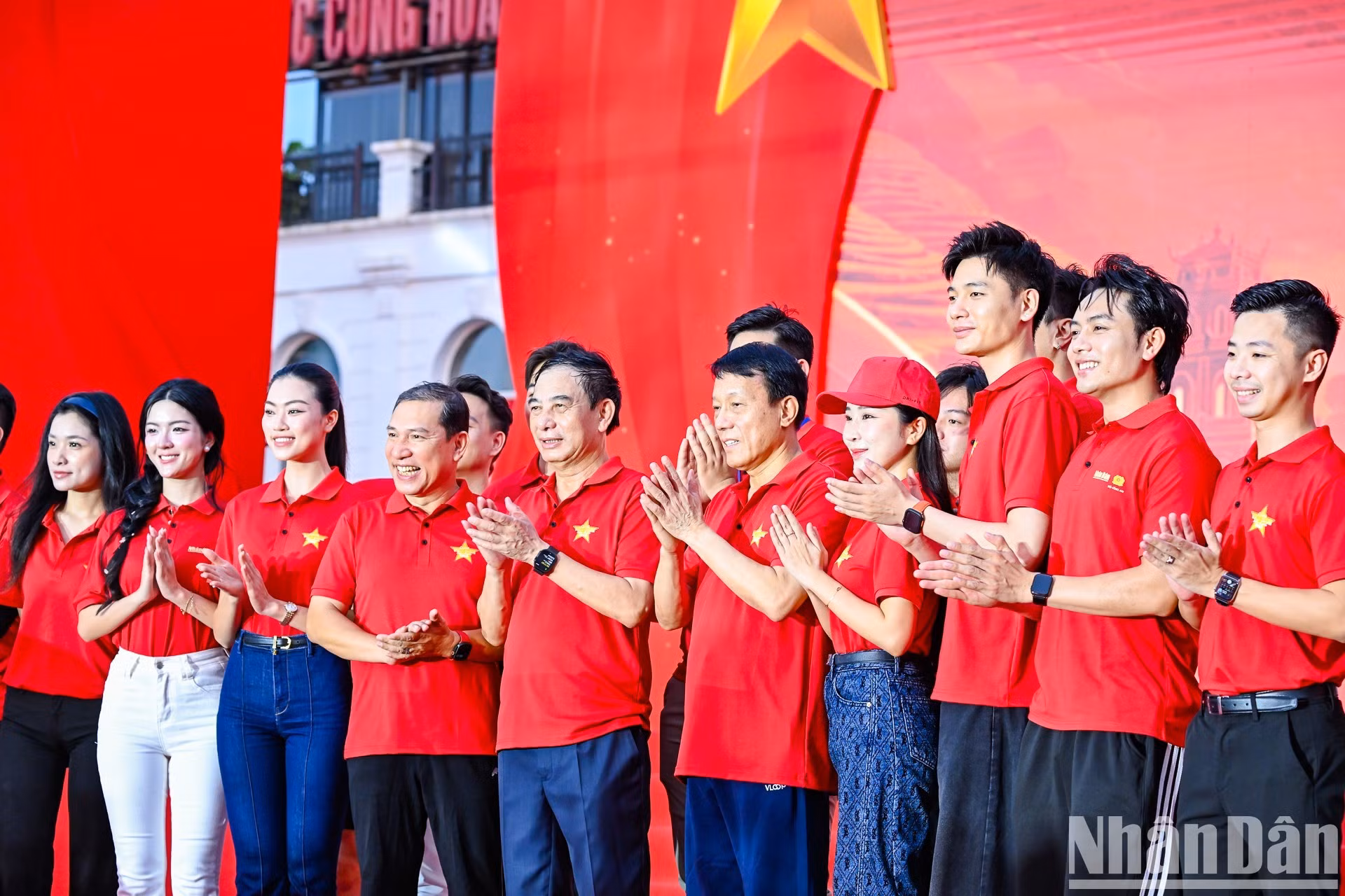 Los dirigentes de los ministerios de Seguridad Pública y de Defensa, así como los del periódico Nhan Dan, artistas y celebridades en el evento. (Foto: Duy Linh-The Dai)