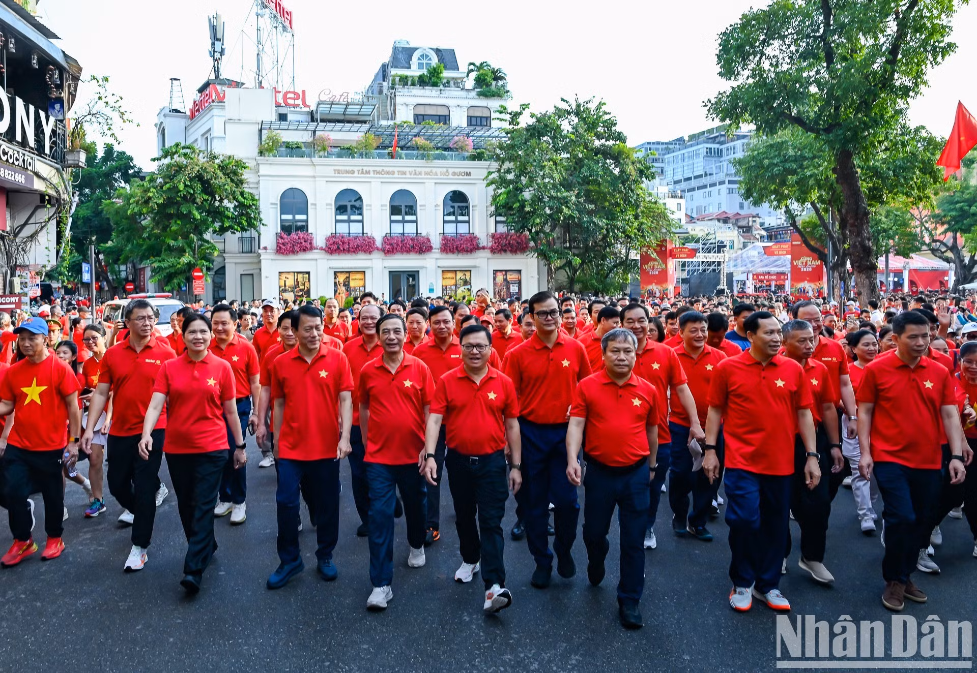 Los dirigentes de los ministerios de Seguridad Pública y de Defensa, así como los del periódico Nhan Dan en la ceremonia. (Foto: Duy Linh-The Dai)