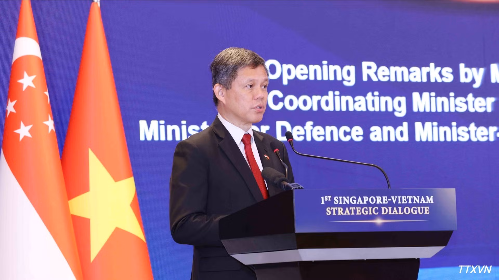 El subsecretario general del Partido de Acción Popular de Singapur, ministro de Defensa y ministro coordinador de los Servicios Públicos, Chan Chun Sing, pronuncia el discurso de apertura. (Foto: VNA)