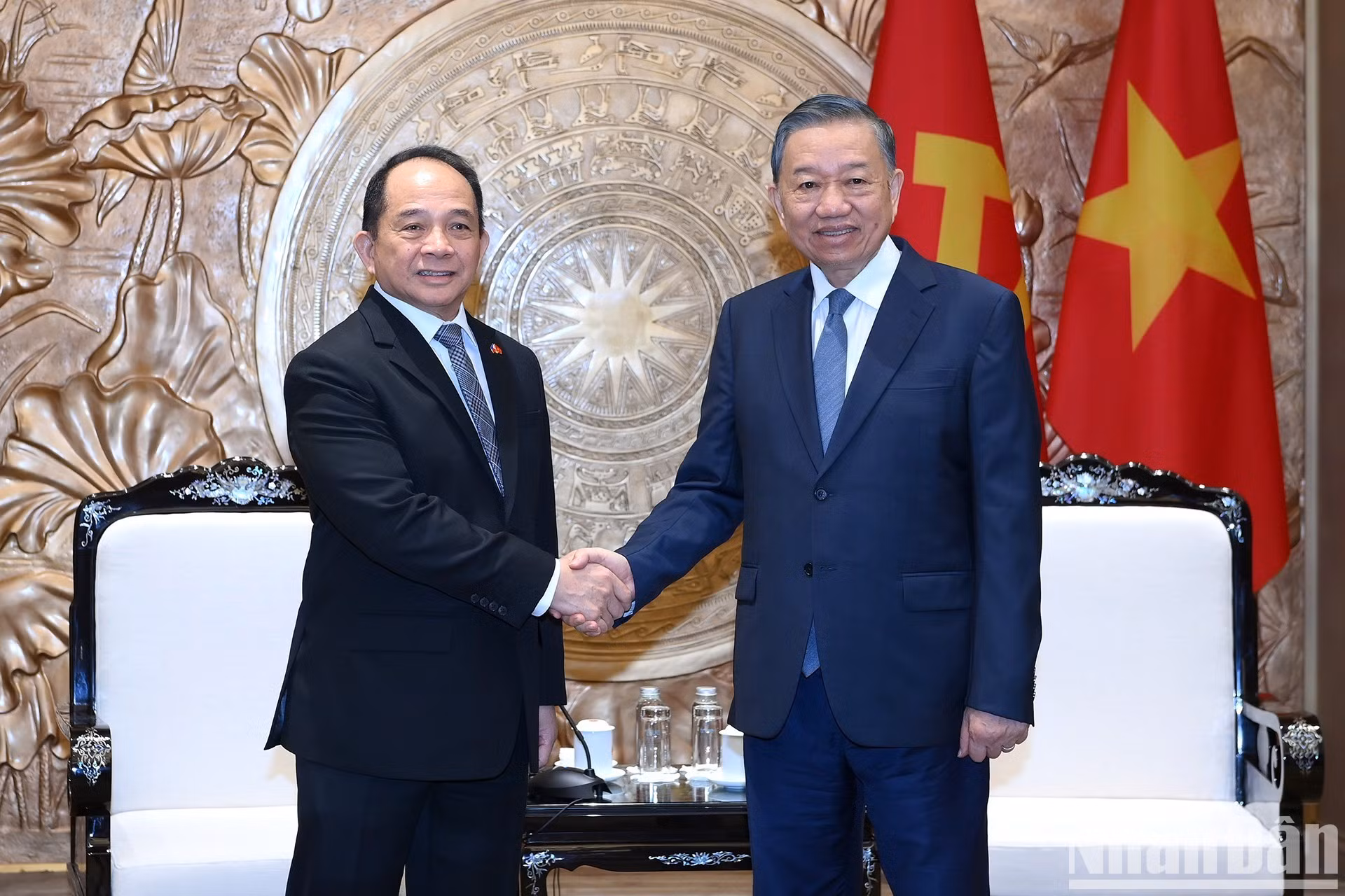 El secretario general del Partido Comunista y presidente de Vietnam, To Lam, recibe al asesor del Consejo de Seguridad Nacional de Filipinas, Eduardo San Lorenzo Oban Jr.