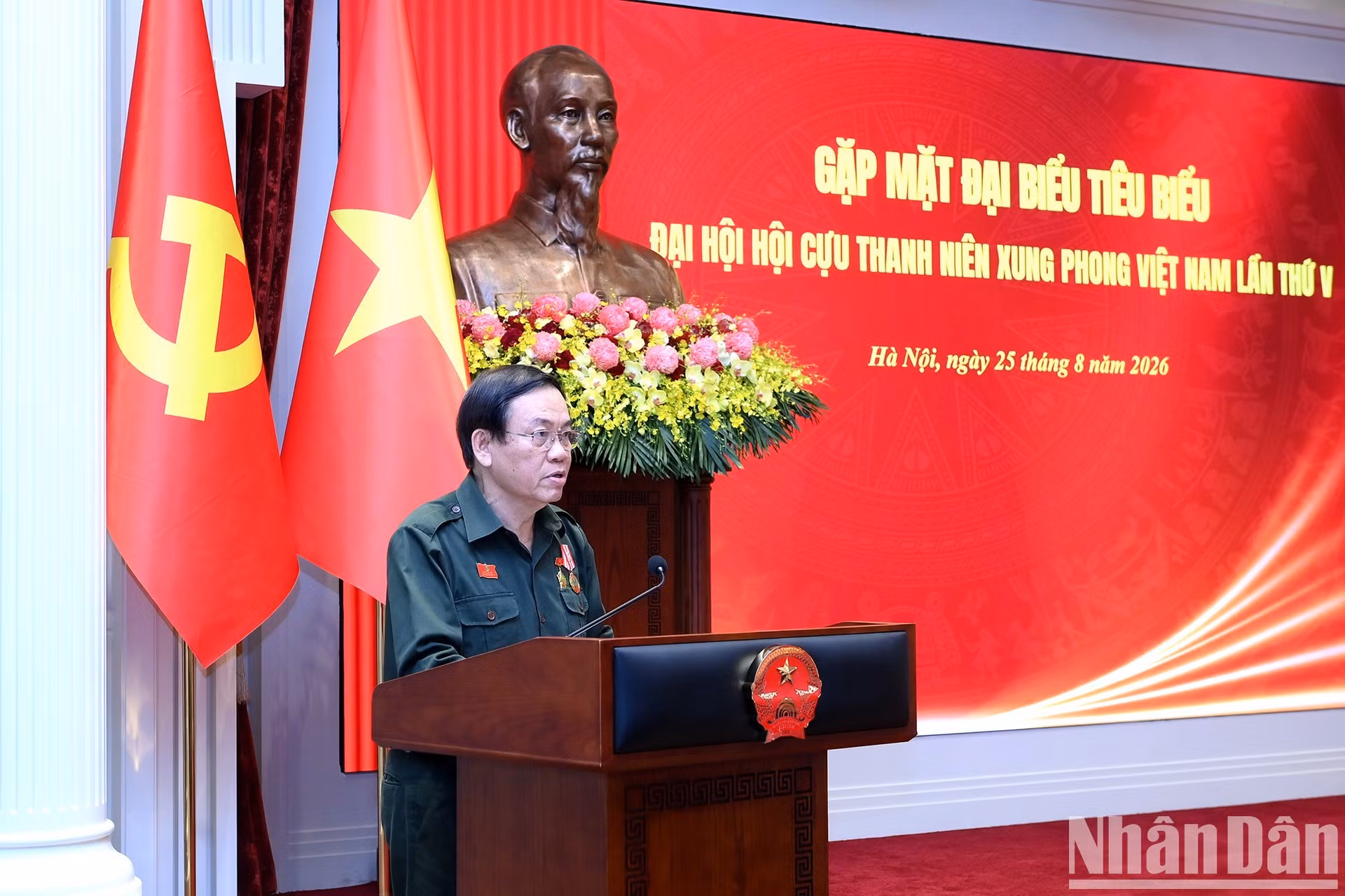 El presidente de la Asociación de ex jóvenes voluntarios de Vietnam, Vu Trong Kim, habla en la reunión.