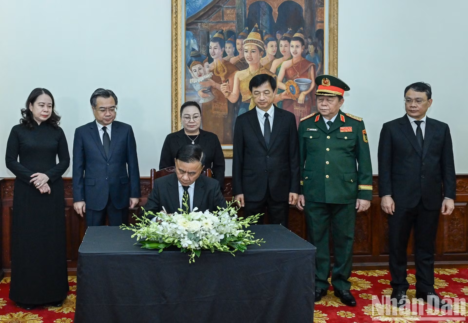 El miembro permanente del Secretariado del Comité Central del PCV, Tran Cam Tu, firma el libro de condolencias por el fallecimiento del presidente de la Asamblea Nacional de Laos, Xaysomphone Phomvihane. (Foto: Duy Linh)
