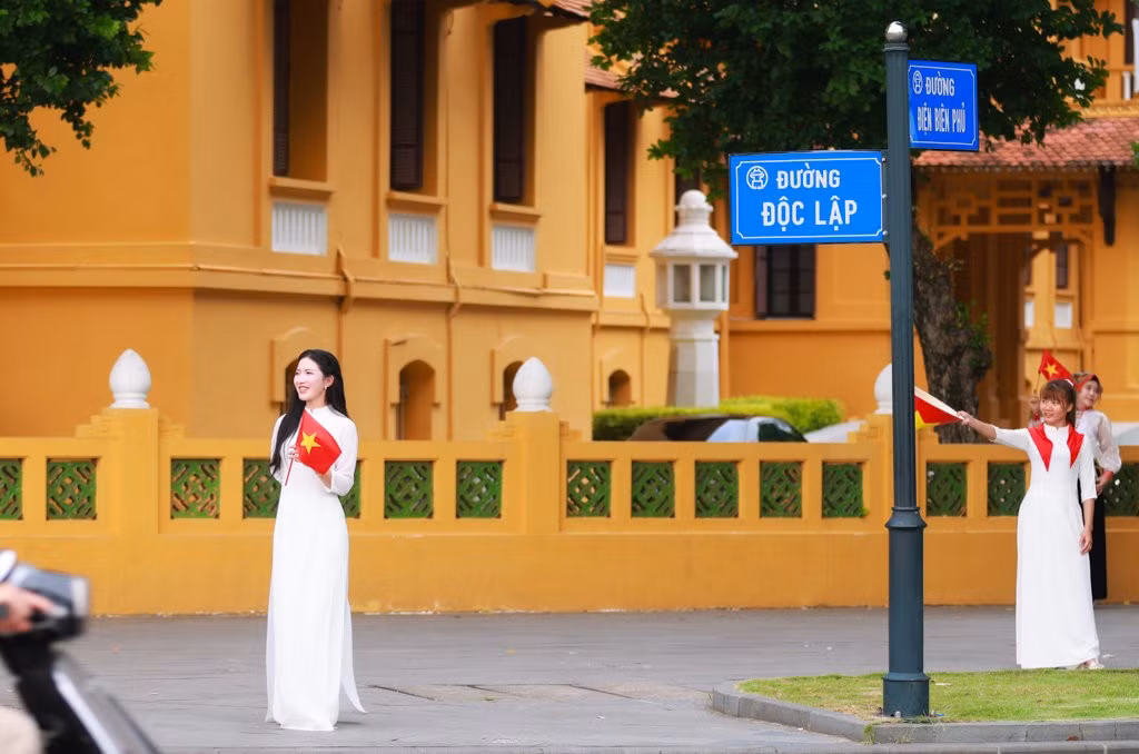 En la calle Doc Lap, muchas jóvenes, ataviadas con el Ao dai (traje tradicional vietnamita) y portando banderas nacionales, se toman fotos para tener hermosos recuerdos de estas fechas especiales.