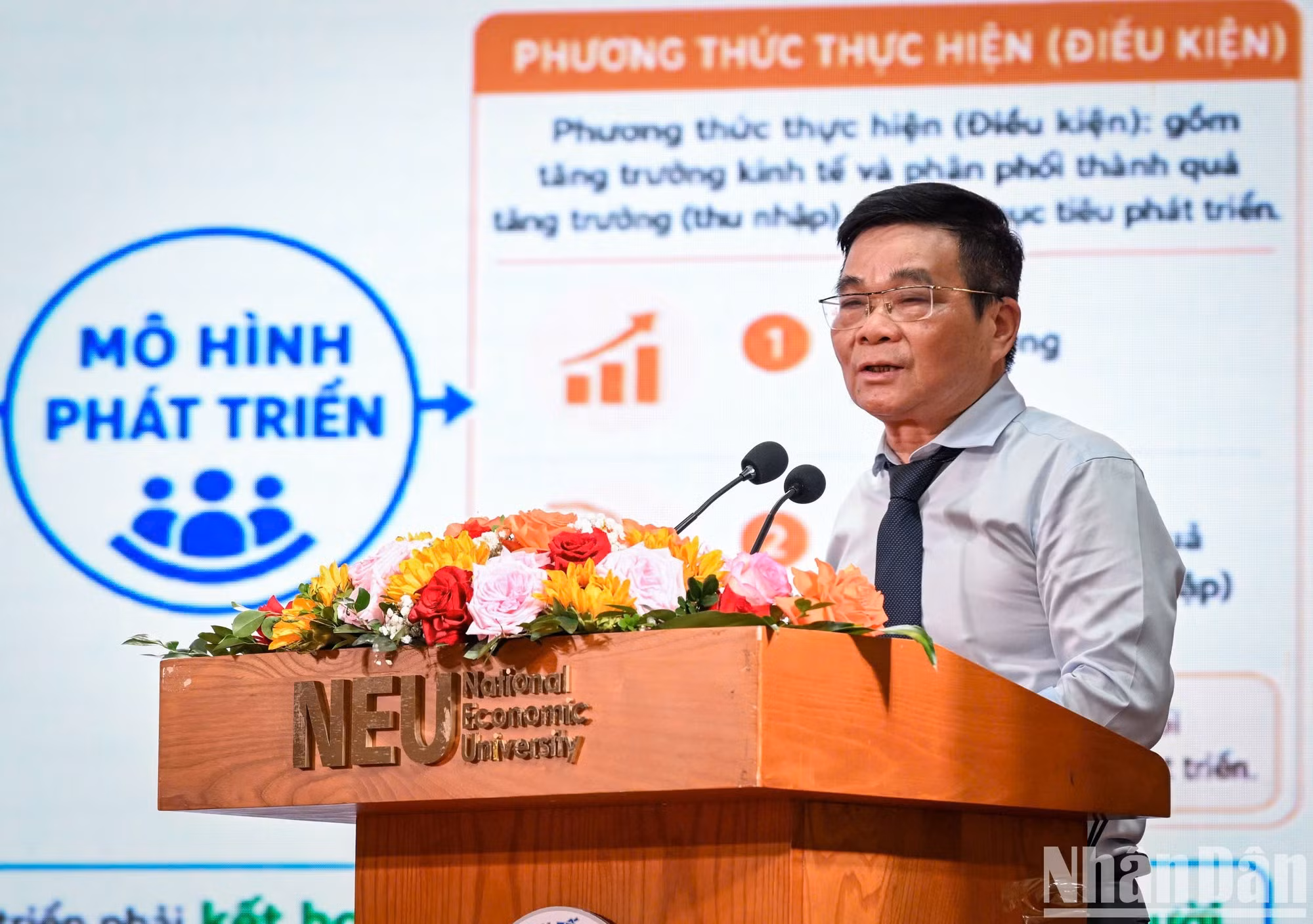 El profesor y doctor Ngo Thang Loi de la Universidad Nacional de Economía, presenta su ponencia “Desarrollo de la economía vietnamita: logros de 40 años y orientaciones para la nueva era”.