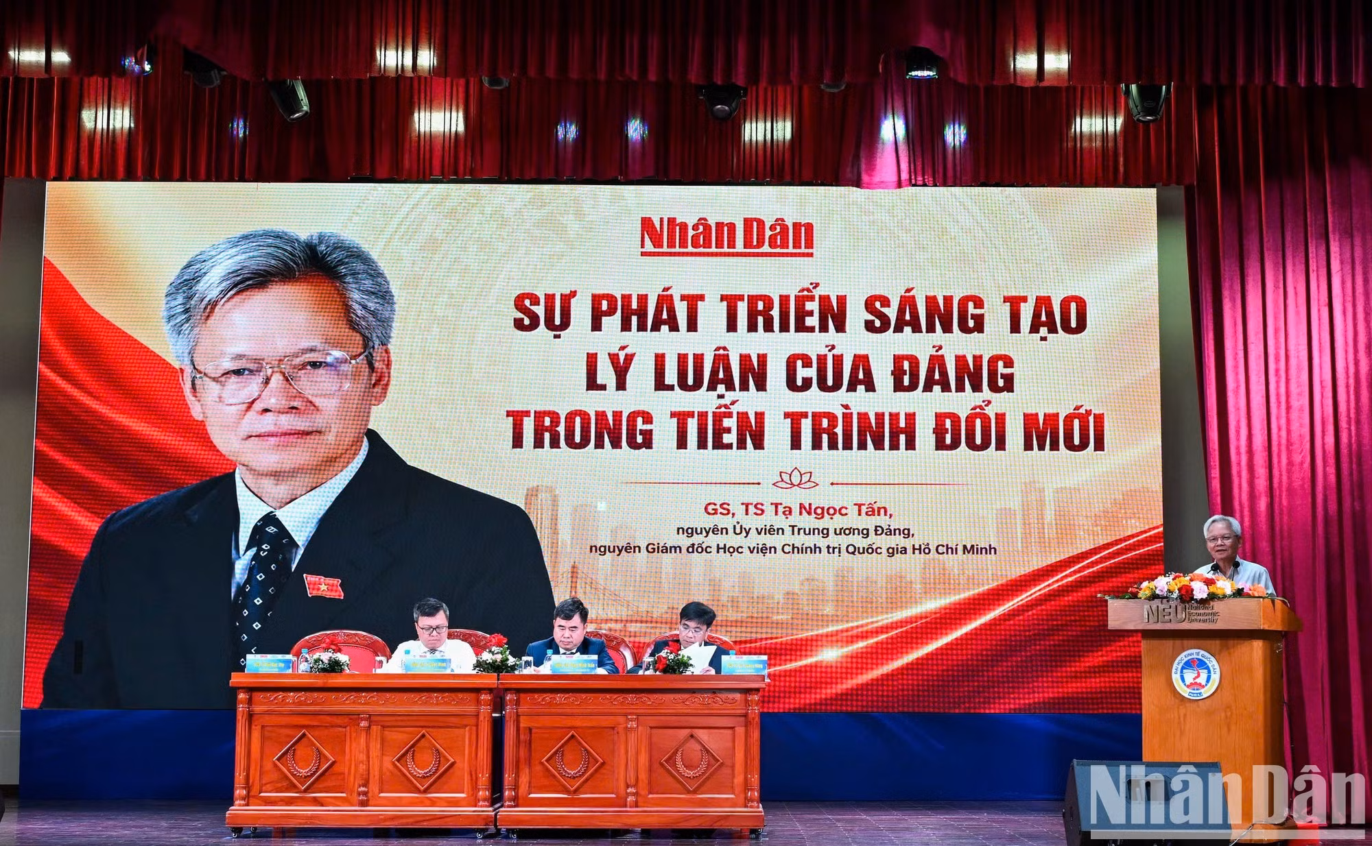 El profesor y doctor Ta Ngoc Tan, exdirector de la Academia Nacional de Política Ho Chi Minh, presenta la ponencia “Desarrollo creativo de la teoría del Partido en el proceso de Doi Moi”.
