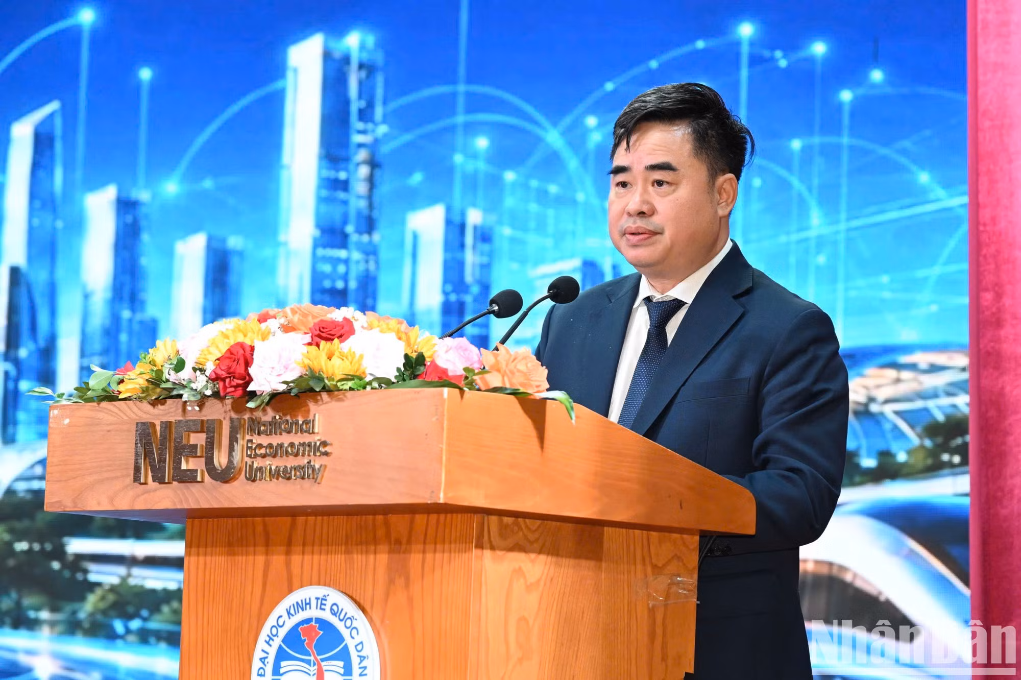 El profesor asociado y doctor Pham Minh Tuan, subredactor jefe de la Revista Comunista y representante del Presidium de la conferencia, pronuncia el discurso de clausura.