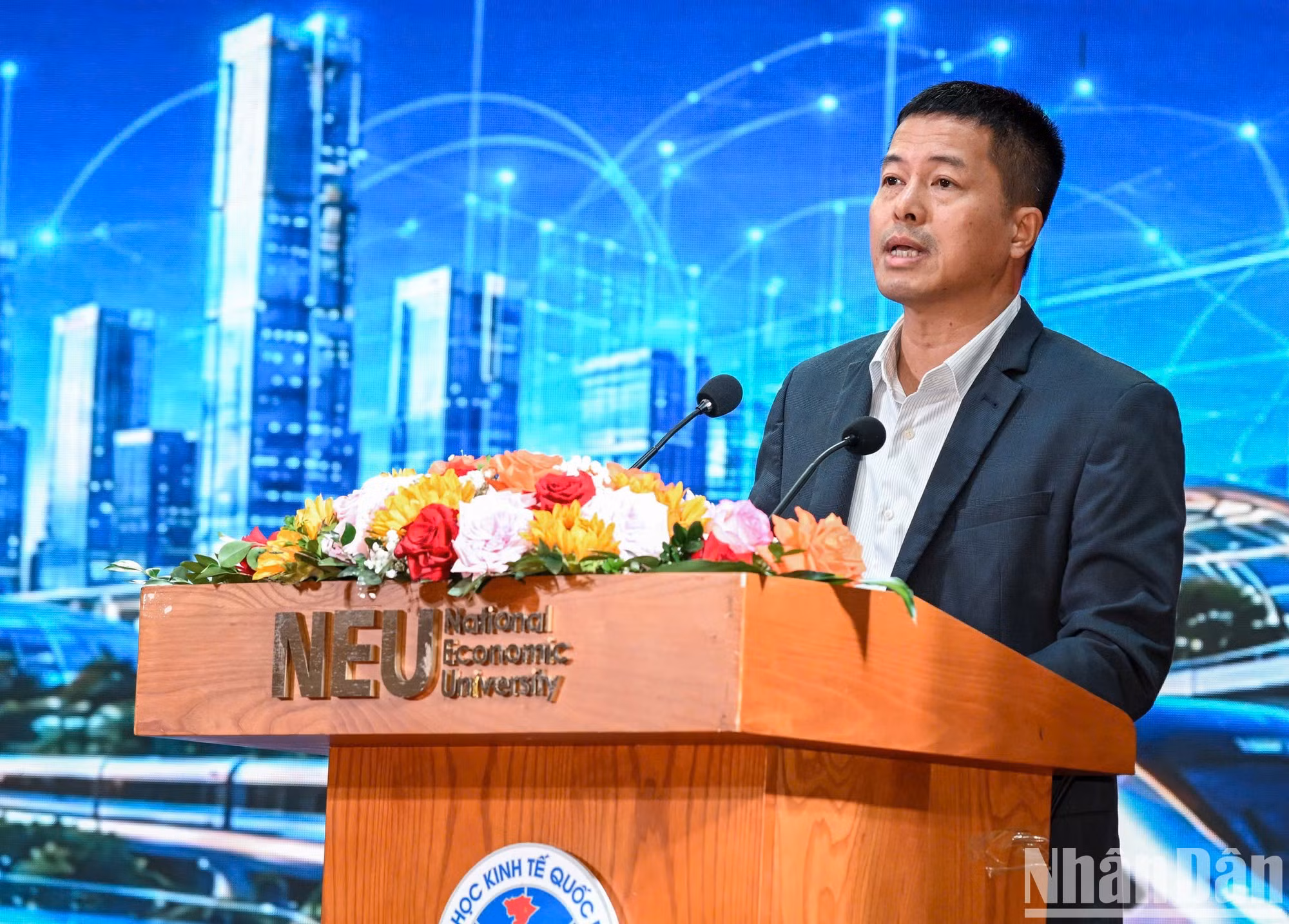 El profesor Giang Thanh Long, profesor titular de la Universidad Nacional de Economía, presenta sus opiniones sobre “40 años de Doi Moi en Vietnam y la mirada hacia 2045: desde la perspectiva de la transformación social”.