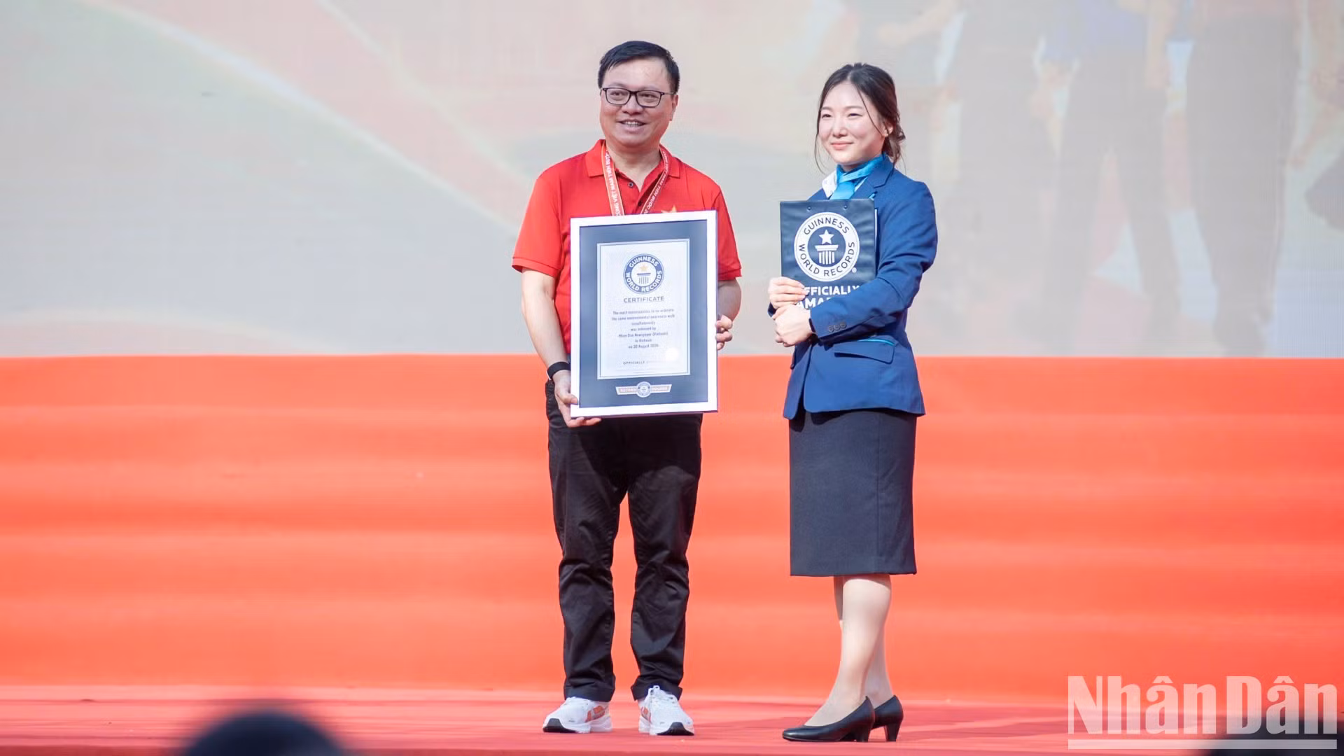 Le Quoc Minh, miembro del Comité Central del Partido Comunista de Vietnam, presidente-editor del periódico Nhan Dan, subjefe de la Comisión de Propaganda del Comité Central del Partido y presidente de la Asociación de Periodistas de Vietnam, recibe el certificado del récord mundial Guinness. (Foto: Minh Duy)