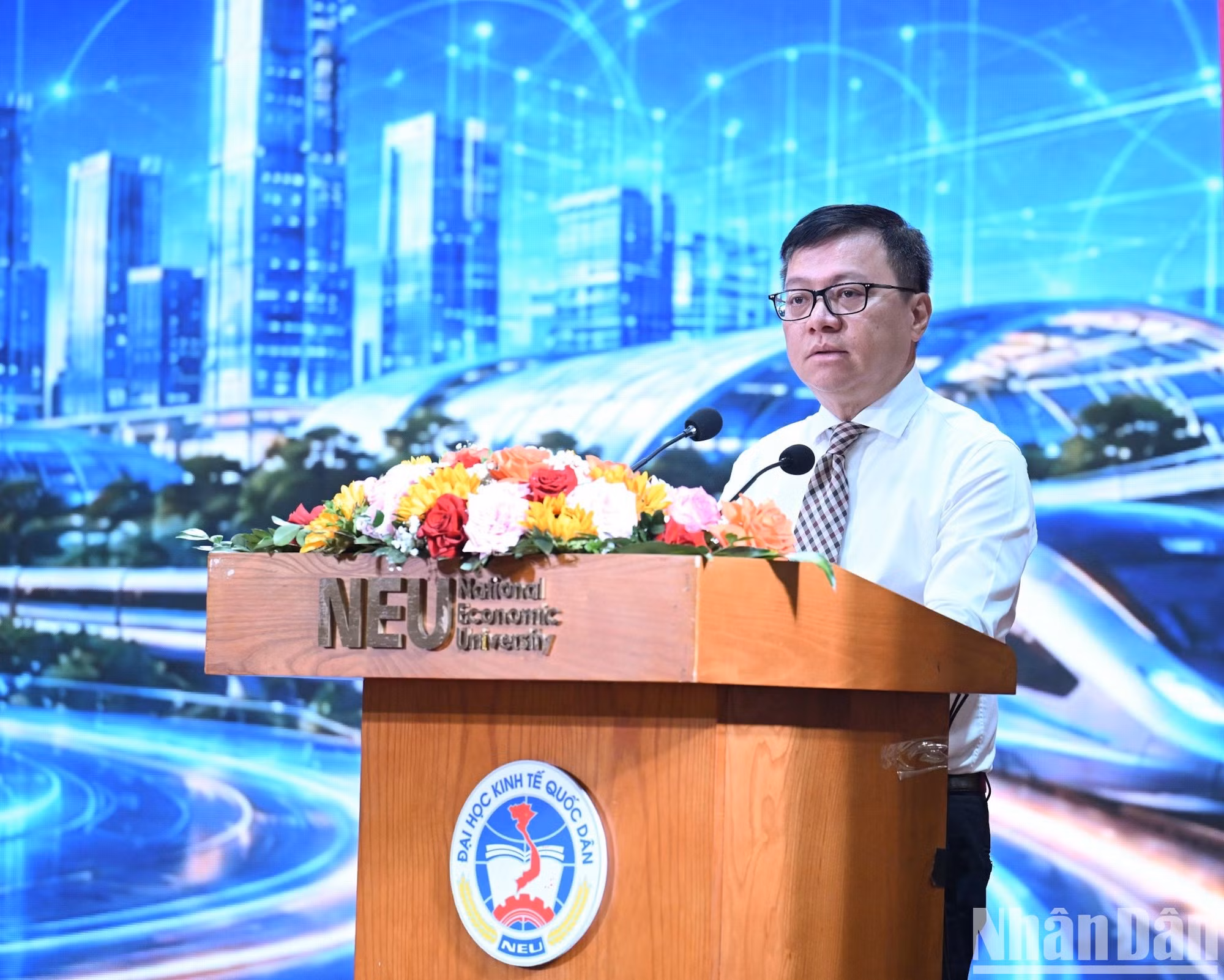 Le Quoc Minh, miembro del Comité Central del Partido Comunista de Vietnam (PCV), presidente-editor del periódico Nhan Dan, subjefe de la Comisión de Propaganda y Movilización de Masas del Comité Central del PCV y titular de la Asociación de Periodistas del país, pronuncia su discurso.