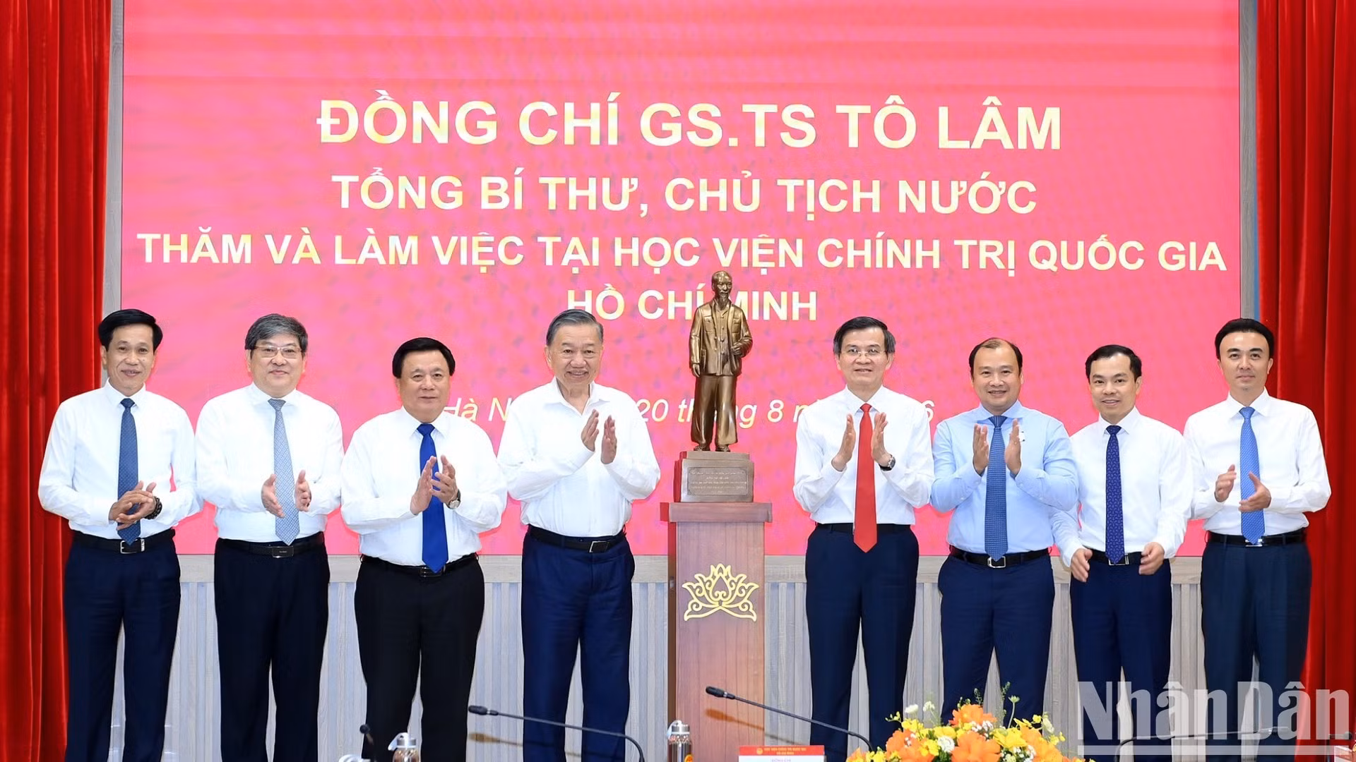 El secretario general del Partido Comunista y presidente de Vietnam, To Lam, y los líderes de la Academia Nacional de Política Ho Chi Minh.