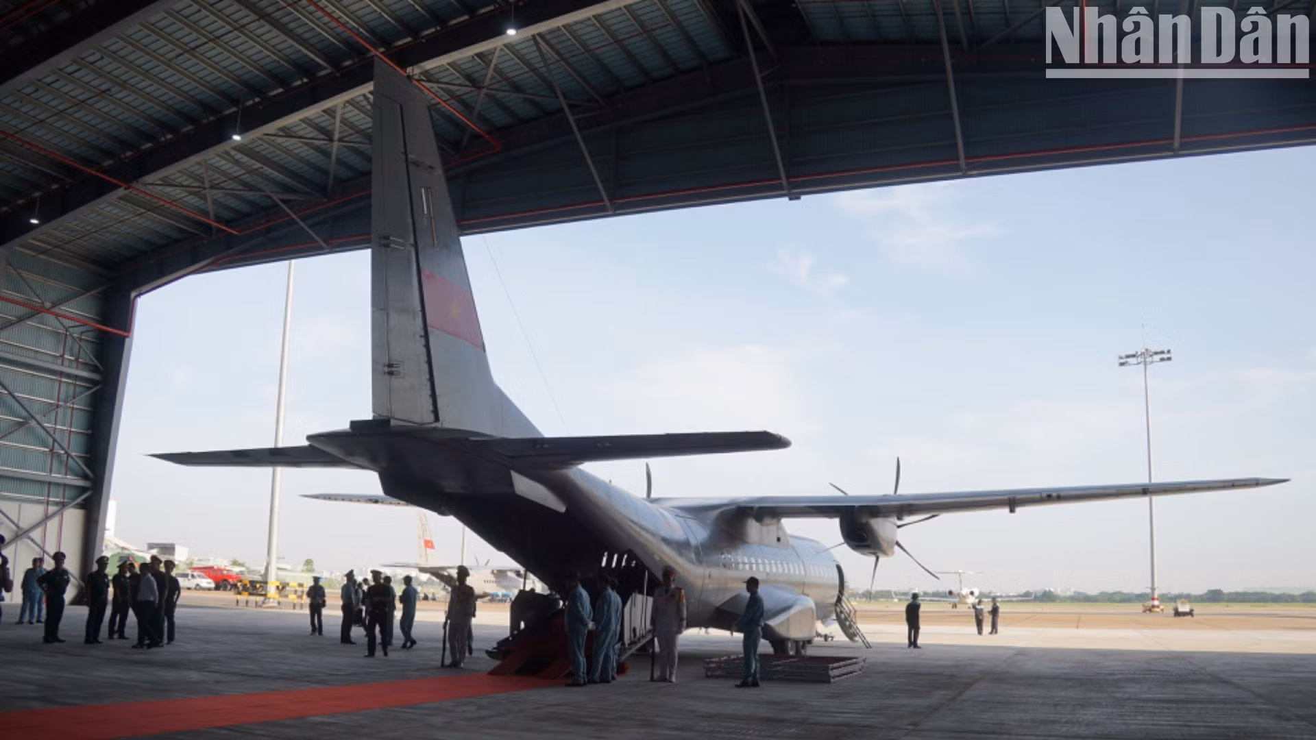El avión transporta las muestras de restos de mártires para su análisis.