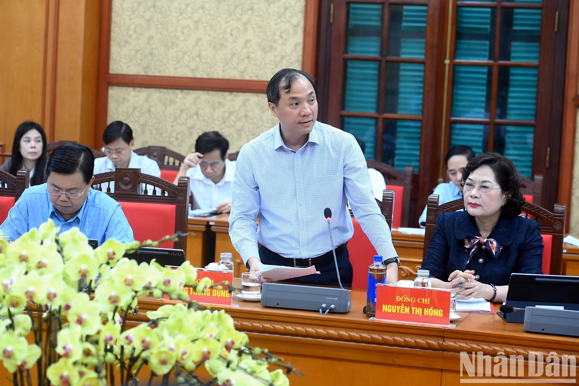 Hoang Trung Dung, subjefe permanente del Comisión de Organización del Comité Central del PCV, presenta el informe.